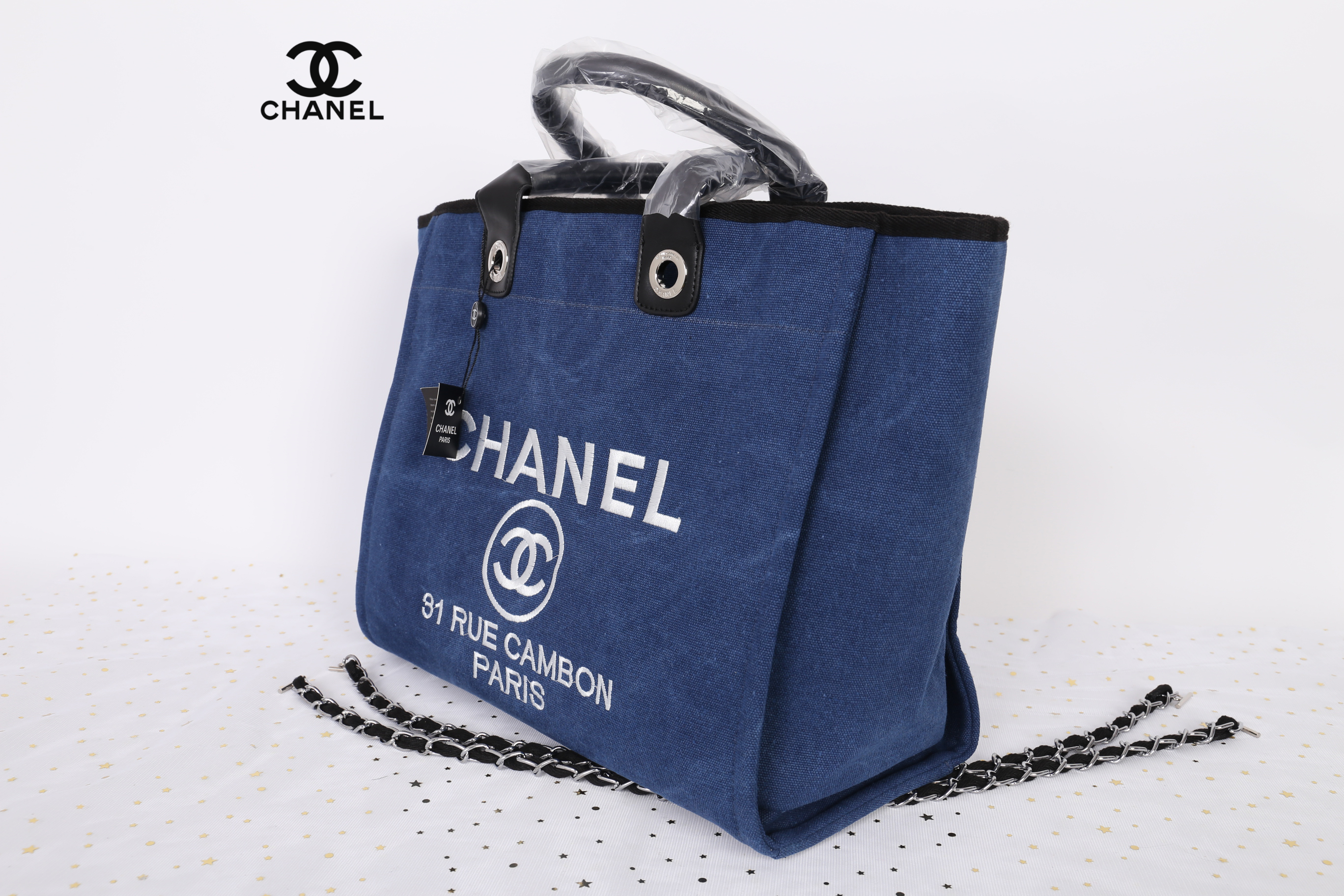 Chanel Tote canvas premium gift จากแบรนด์ Chanel กระเป๋าสะพาย Chanel Tote canvas โลโก้ปัก กระเป๋า ทรง Tote ผ้า canvas เนื้อหนาอย่างดี มีซับใน ด้านหน้าปักโลโก้แบรนด์หรู **จุดเด่นที่ หูจับมี 2 แบบคือ แบบสายหนัง และ โซ่ สามารถ สะพายไหล่ได้คะ ใบใหญุจุของคุ้ม 