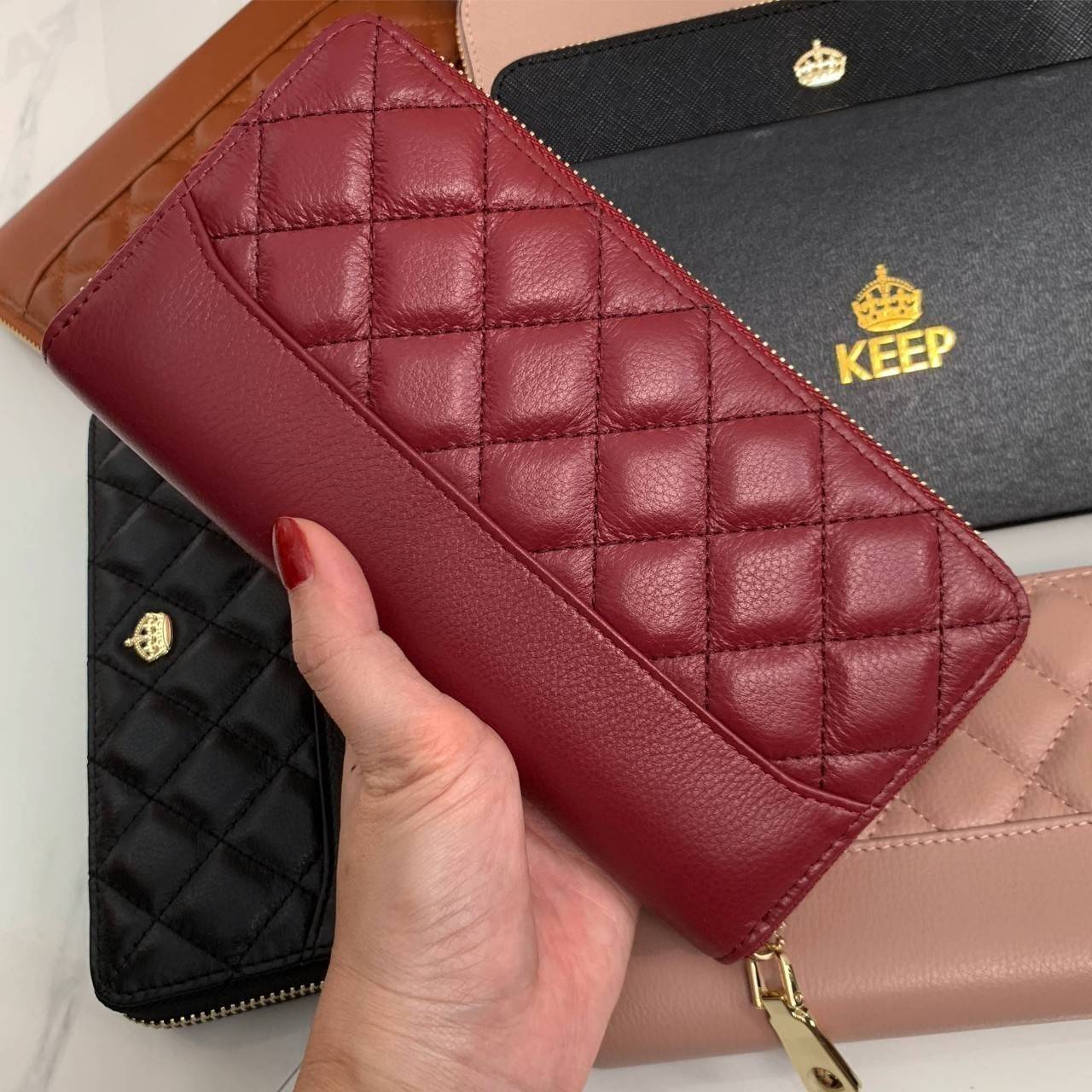 กระเป๋าสตางค์ Size ยาว ซิปรอบ สวยรับเงินมากใบนี้ คอนเฟิร์ม 💵💵 ใครกำลังหากระเป๋า size ห้ามพลาดนะคะ หนังสวยจริงๆ หนังวัวแท้ ตีตาราง นิ่ม ฟู ใช้หนังเกรดดีที่สุด สวยมาก KEEP • Super Rich ( Long )• กระเป๋า สตางค์ขนาดยาว ซิปรอบ ภายใน จุของคุ้ม ใ