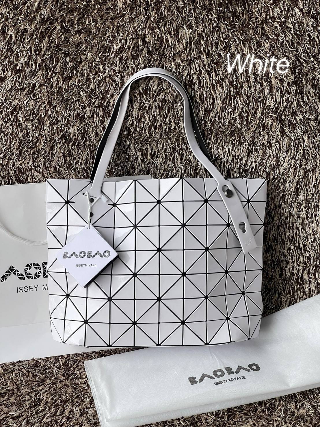 Bao Bao Issey Miyake ROCK MATTE ซีรีส์นี้จะเป็นทรงสี่เหลี่ยมผืนผ้า มีซิปปิดด้านบน ถือเป็นรุ่นที่เหมาะกับการใช้งานในชีวิตประจำวัน สามารถพับมุมและบริเวณด้านล่างของกระเป๋าเพื่อเพิ่มความสะดวกสบายในการใช้งาน ทั้งยังช่วยให้วางกระเป๋าในแนวตั้งได้อีกด้วย แผ่นต่อส