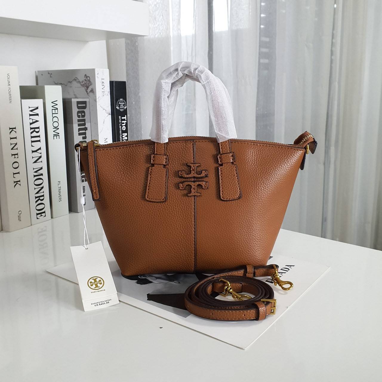 Tory Burch Mcgraw Mini Top Zip Satchel กระเป๋าสะพายทรงสวย ใบขนาดเล็กกำลังดี หนังสวยมาก ปักโลโก้แบรนด์ด้านหน้า เปิดปิดด้วยซิปยาวอะไหล่ทอง บุผ้าไนลอนปั้มลายแบรนด์ด้านใน พร้อมช่องใส่ของ1ช่อง สามารถใส่กระเป๋าสตางค์ใบยาว มือถือ iphone เงิน ของจุกจิกได้ มาพร้อม