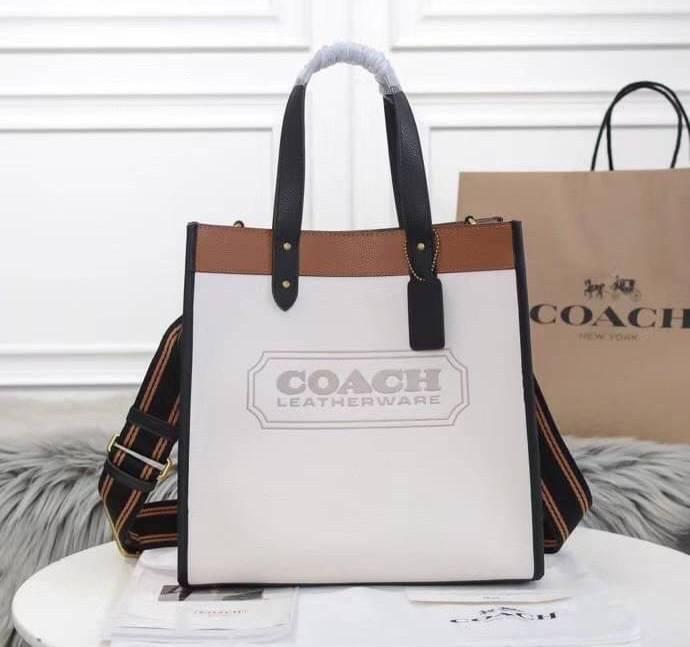 OUTLET 】FIELD TOTE 22 IN COLORBLOCK WITH COACH BADGE พร้อมส่งที่ไทย