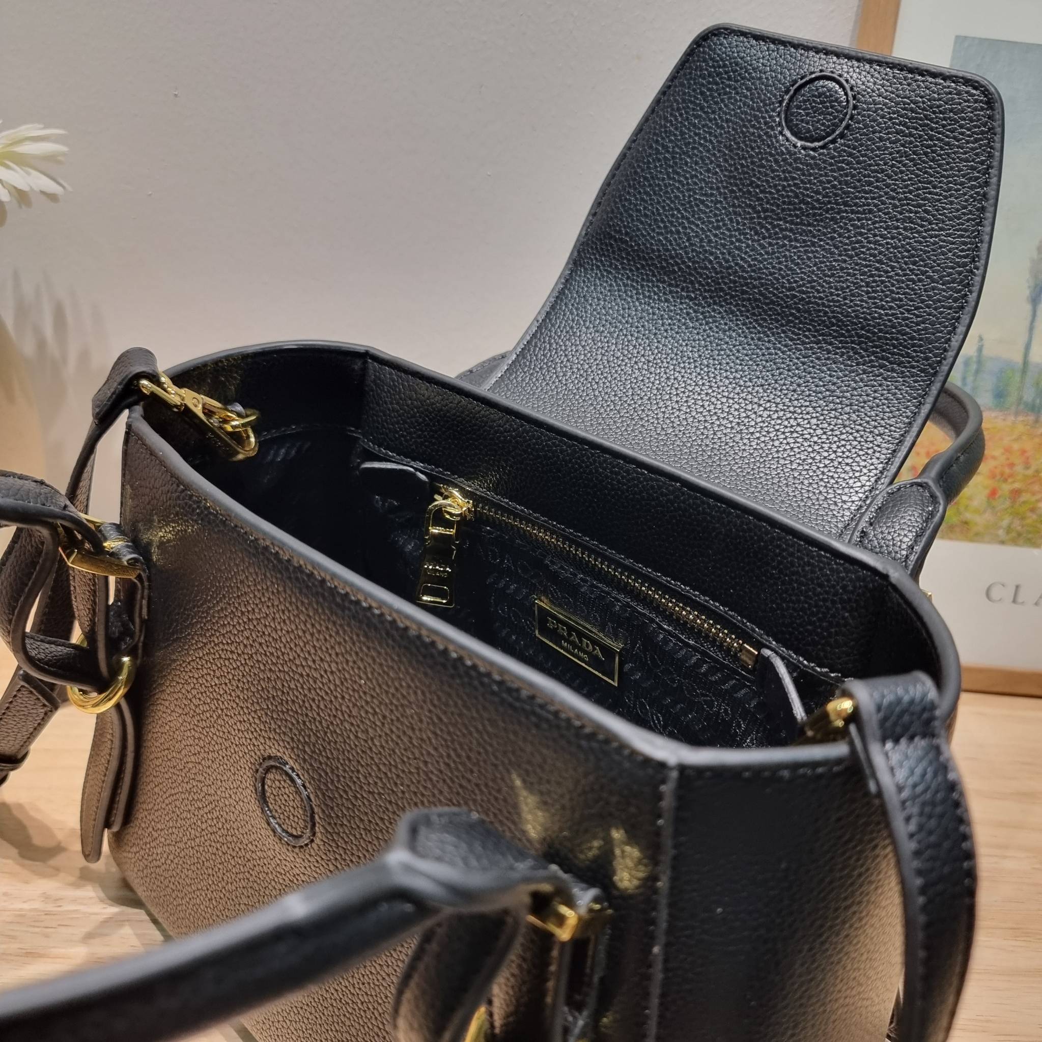 PRADA Saffiano leather bag / Prada leather bag กระเป๋าถือ/สะพายล่าสุด ที่ดีไซน์เรียบหรู สวยคมชัด เต็มไปด้วยดีเทลน่าใช้ สายคล้องไหล่ที่สามารถถอดออกได้