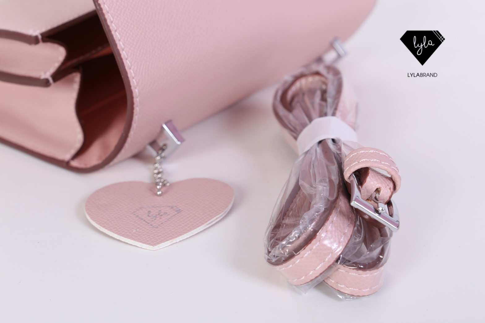 LYLABRAND🔔 Constance ไซต์ 18 สุดฮอต รุ่นนี้หนัง Epsom , PU top premium นะคะ หนังดีเลอค่าน่าสอยมากกก บอกคำเดียวเลยว่าเด็ดสุด !! เหมือนหนังแท้เบอสุดค่ะคูณผู้หญิง ลูกค้าเก่าน่าจะทราบกันดีอยู่แล้วว่าคุณภาพของร้านนี้ต้องมาเป็นอันดับหนึ่งเท่านั้น อิอิ ม