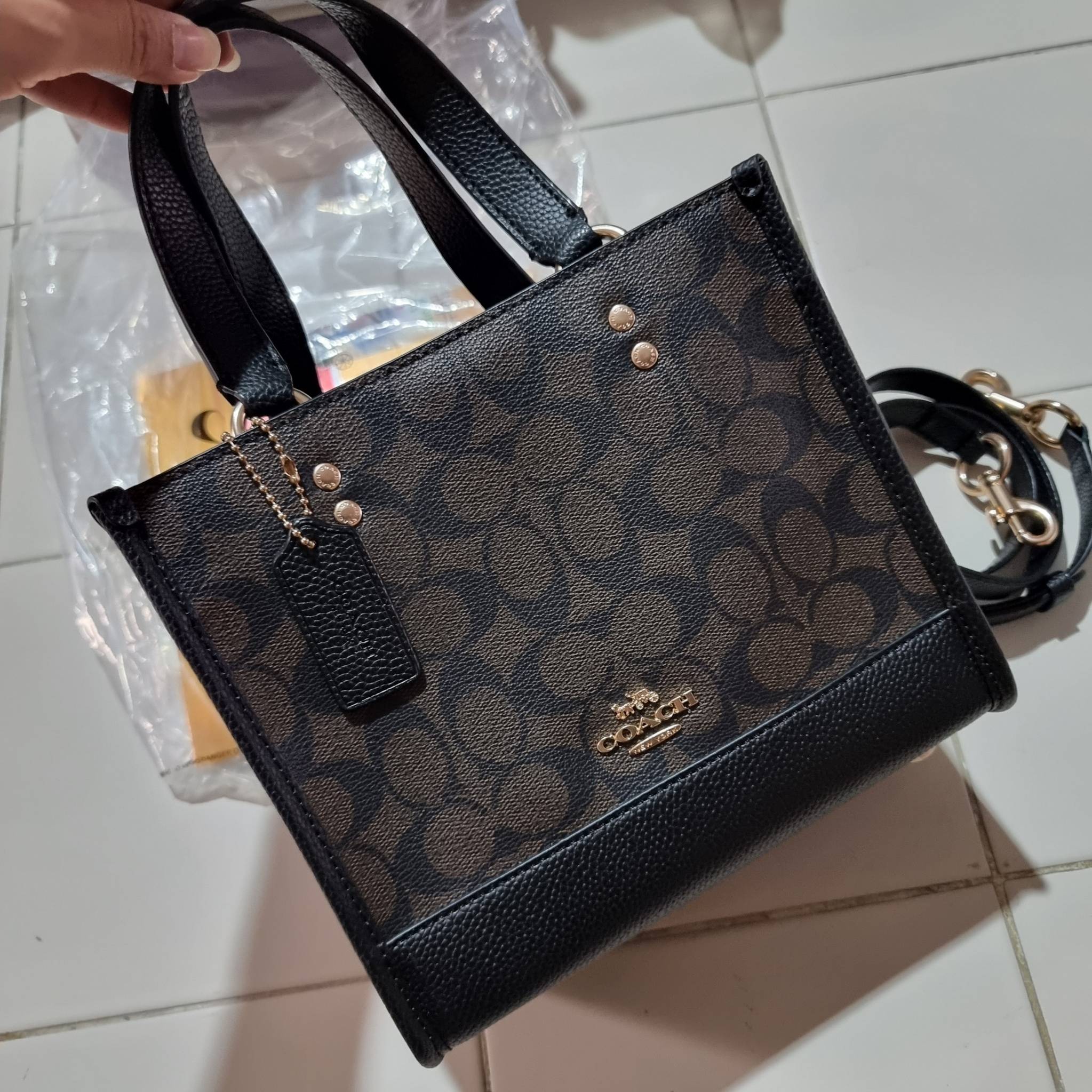 OUTLET 】COACH C5122 DEMPSEY TOTE 22 IN SIGNATURE CANVAS แรงดี กระหน่ำยอดสั่งซื้อมากจ้าแม่!! กระเป๋าทรงโท้ท 22 ที่ขนาดน่ารักน่าใช้มากๆ สาวๆถูกอกถูกใจกันนับไม่ถ้วน!! ฟังก์ชั่นการใช้งานสะดวกที่สุด มีทั้งสายคล้องในตัว และสายครอสบอดี้ ดีไซน์คลาสสิคเรียบหรู วัส