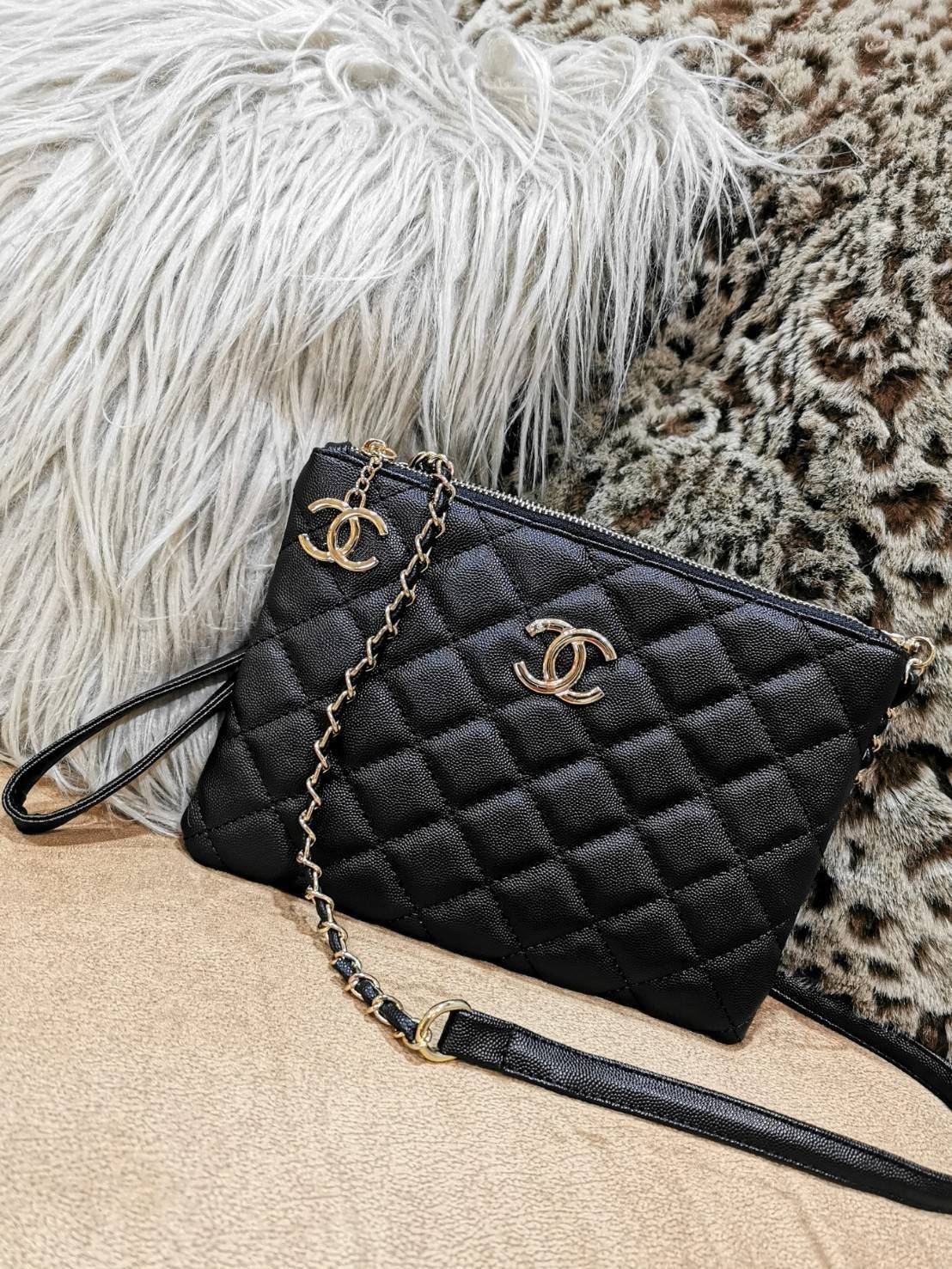 Chanel Crossbody Bag VIP Gift With Purchase (GWP) กระเป๋าสะพายพรีเมี่ยมกิ้ฟจาก Chanel Cosmetic Counter DutyFree วัสดุหนังคาเวียร์สวยหรูเปิดปิดด้วยซิปโลโก้แบรนด์สีทองสะดวกใช้ ด้านหน้ามีโลโก้ ด้านหลังมีช่องใส่ของ ภายในมีช่องซิป ใส่มือถือ ธนบัตร เครื่องสำอาง