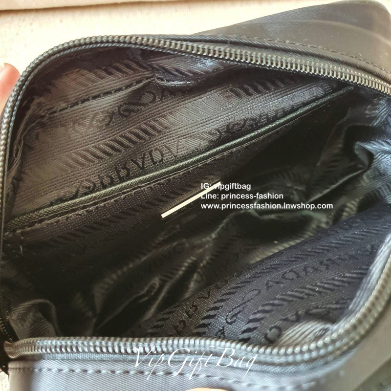 PRADA ใบเดียวคุ้มมากค่ะ อุปกรณ์ ครบชุด **ซื้อ1ได้ถึง2ไอเท็ม ทั้งสายยาว และกระเป๋าใส่เหรียญ และป้ายแท็คหนัง อย่างดี **อะไหล่ปั้มแบรนด์ วัสดุทำจากผ้า Nylon อย่างดี กันน้ำได้ อยู่ทรงสวย ด้านหน้ามีช่องซิปแยก ช่องใหญ่สามารถใส่กระเป๋าตังค์ใบสั้นได้ เปิดปิดด้วยซ
