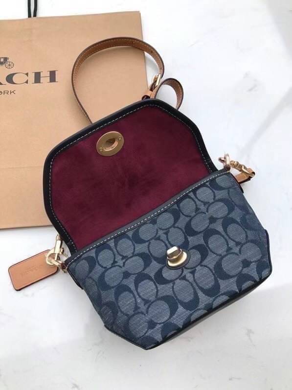 คอลเลคชั่นใหม่ ทั้งสวยทั้งคุณภาพค่ะ COACH KARLEE CROSSBODY BAG พร้อมส่ง ได้ไปไม่ผิดหวังแน่นอนค่ะ! สวยๆแบบคนดังระดับโลกกันค่าา กระเป๋าสะพายแบบครอสบอดี้ร์ หนังแท้นิ่มสวยงามมากๆค่ะ รูปทรงน่ารักกระทัดรัด เปิดปิดกระเป๋าแบบหมุนล็อค ภายในสามารถ