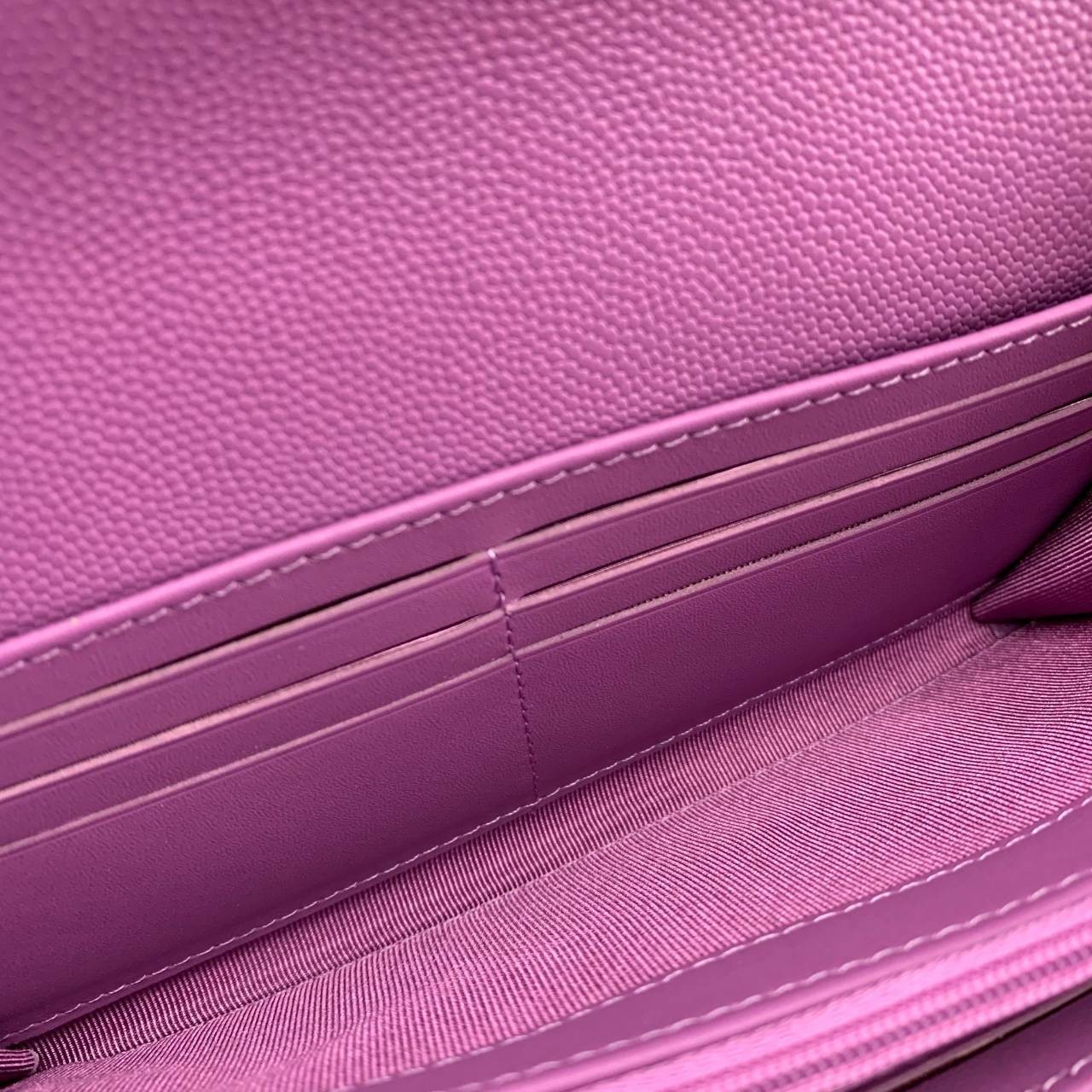 CHANEL LONG WALLET งานหนังแท้คาเวียร์สวยหรู โทนสีหวาน กระเป๋าสตางค์ใบยาวไอเท็มแนะนำ ใช้งาน ตทป ได้ สวยคลาสสิคไม่มีเอ้าท์ หนังแท้ใช้งานได้ทน ยิ่งใช้ยิ่งสวย ภาพถ่ายจากสินค้าจริง มาพร้อมกล่องแบรนด์ พร้อมส่งที่ไทย Must Have ค่ะ!