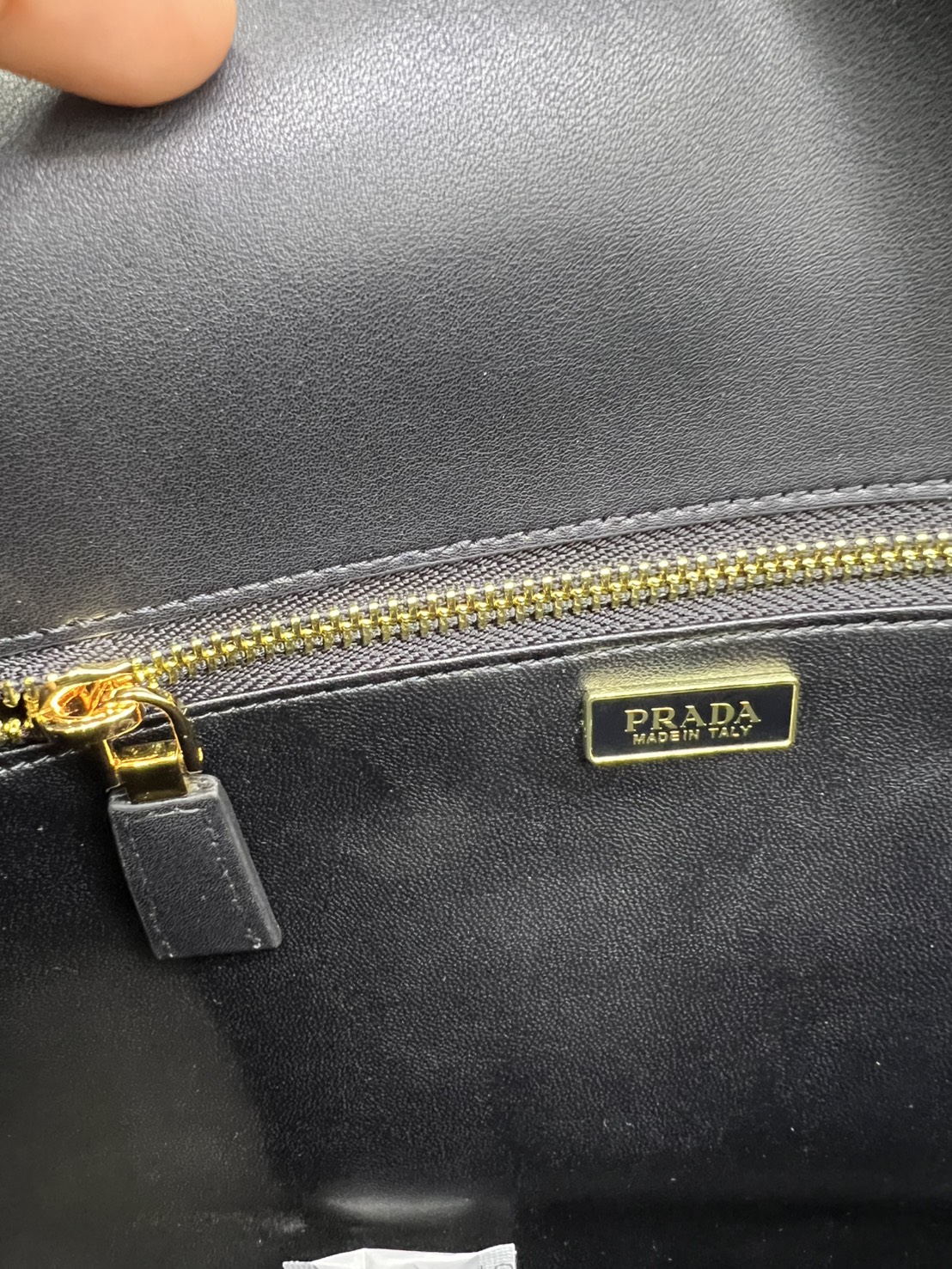 ORI หนังแท้ | 35cm Prada Soft Sound large leather shoulder bag with charms กระเป๋าสะพายทรงกล่องใบใหญ่ รุ่นใหม่ล่าสุด มาแรงแบบเกินต้าน ด้วยดีไซน์เรียบ แต่มีกิมมิคเท่ห์ๆ ที่สายและพวงห้อยหลากสีสุดคิวท์