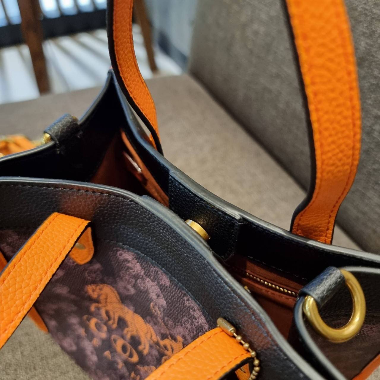 COACH C8456 FIELD TOTE 22 WITH HORSE AND CARRIAGE PRINT AND CARRIAGE BADGE คอลเลคชั่นสุดคลาสสิค ต้อนรับซัมเมอร์ ทั้งสดใสและร้อนแรง สวยหรูดูแพงในไอเท็มเดียว กระเป๋าทรงโท้ท ไซส์กำลังสวย น่ารักน่าใช้ ฟังก์ชั่นการใช้งานสะดวกที่สุด มีทั้งสายคล้องแขนในตัว และสา