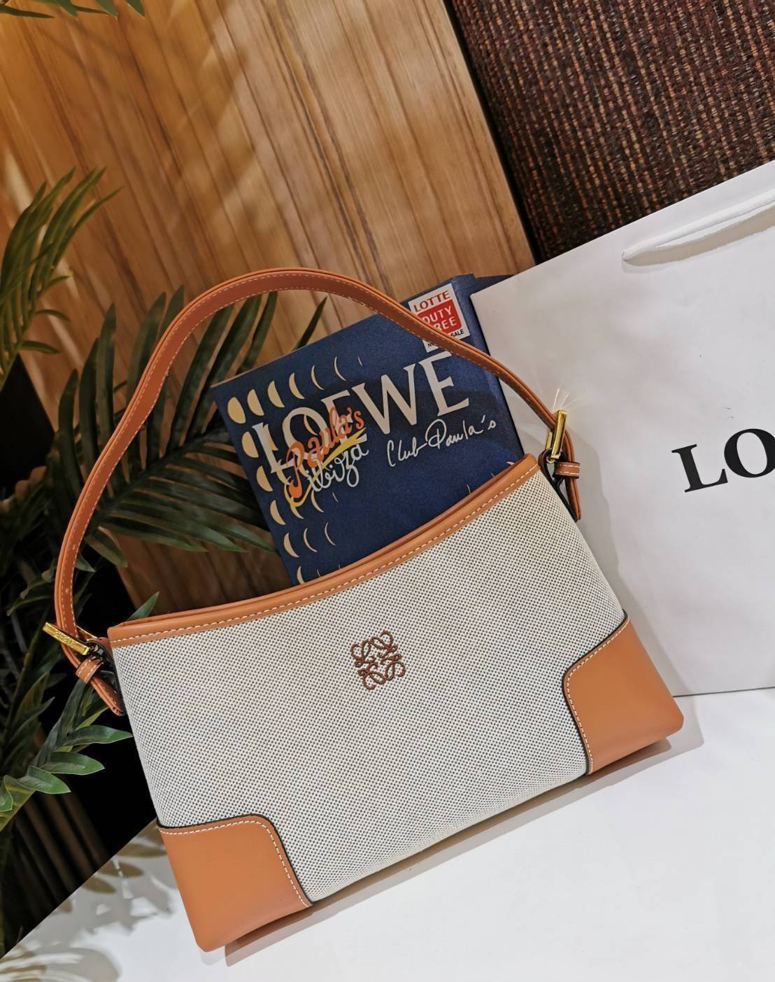 LOEWE SHOULDER BAG VIP GIFT WITH PURCHASE (GWP) พรีเมี่ยมกิ๊ฟ Limited จาก LOEWE PERFUME DUTYFREE COUNTER รุ่นใหม่วัสดุ Canvas Fabric ผสมผสานหนังแท้ CalfSkin ดีไซน์และโทนสีลงตัวสุดคลาสสิค เปิดปิดด้วยซิปแบรนด์อะไหล่ทอง ภายในโล่งกว้างซับในผ้าฝ้ายลายก้างปลาคง