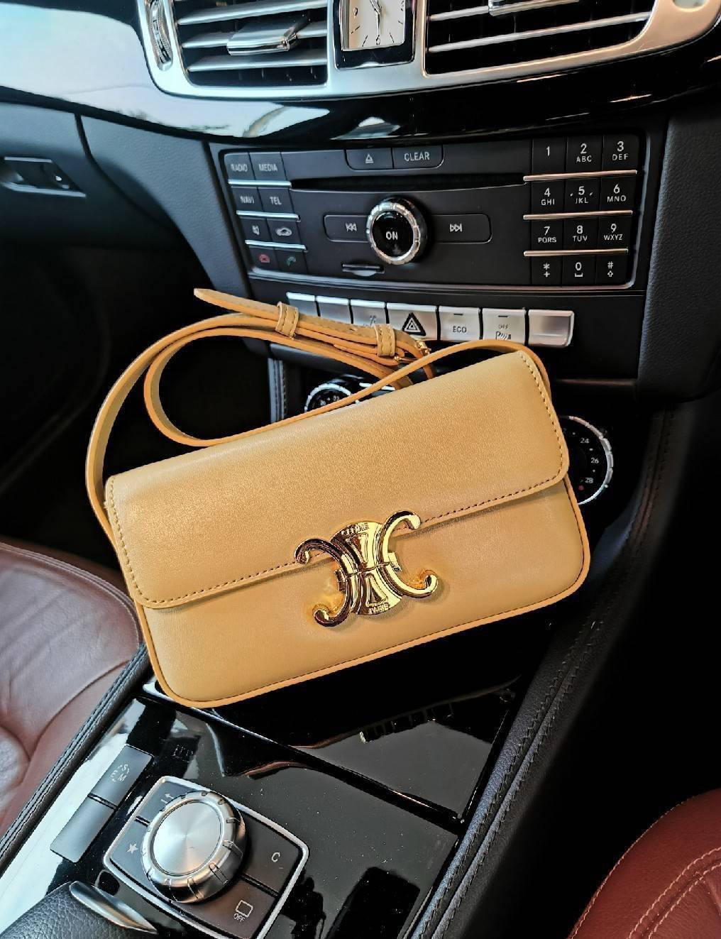 พรีเมี่ยมกิ๊ฟแท้ 100% 】CELINE TRIOMPHE SHOULDER BAG VIP GIFT WITH PURCHASE-GWP พรีเมี่ยมกิ๊ฟ Limited Edition จาก CELINE PERFUME DUTY FREE COUNTER วัสดุ TRIOMPHE & LEATHER ดีไซน์ยอดนิยมสไตล์สาว LISA