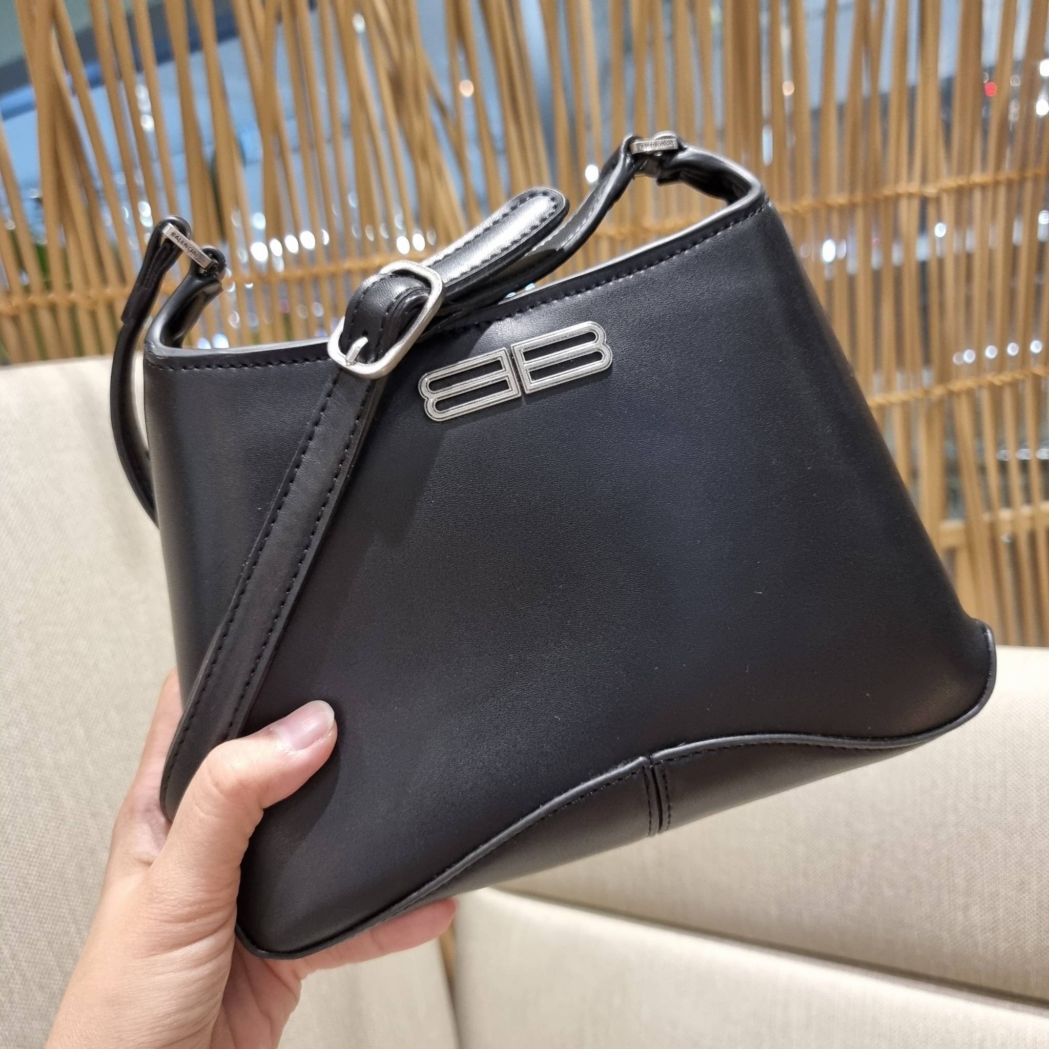 Balenciaga XX small leather shoulder bag กระเป๋าสะพายดีไซน์สวยเลิศ!! ไม่ซ้ำ เอกลักษณ์ที่โดดเด่นด้วยรูปทรง และขนาดที่กำลังเหมาะใช้งาน พร้อมดีไปหมด!! วัสดุสังเคราห์เรียบหรู ปากกระเป๋ามีแถบแม่เหล็กคาดกันของหล่นได้ ภายในกระเป๋าเป็นช่องโล่ง มีช่องซิป และช่องย่