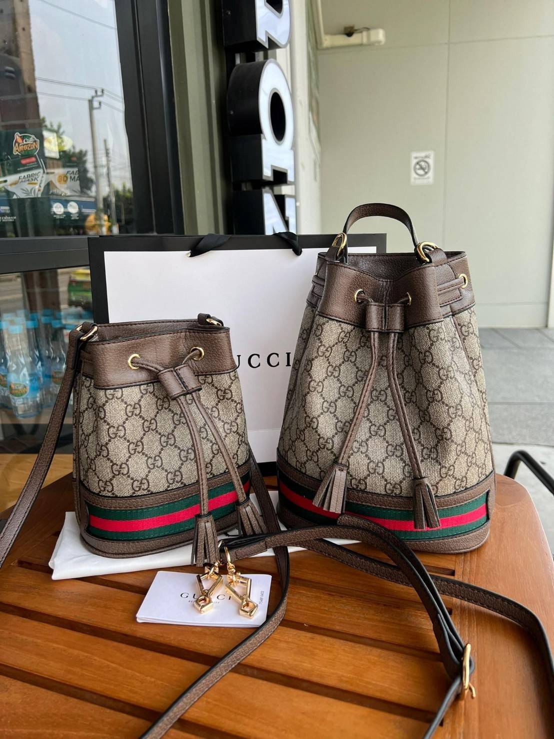 GUCCI Ophidia mini small GG bucket bag กระเป๋าถือหรือสะพายข้าง ขนาดเล็ก ทรงขนมจีบ วัสดุผ้าใบ+หนังแท้ พร้อมแถบลายทางสีเขียวและสีแดงด้านล่าง ด้านในโล่ง มี1ช่องเล็ก สายยาวถอดสายไม่ได้ ปรับระดับได้ ใบนี้เรียบหรูดูดีสุดๆไม่ควรพลาดค่า