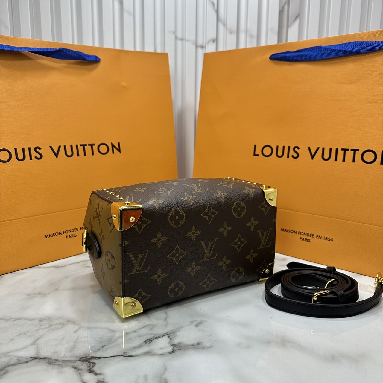 LV Petite Malle Souple Bag / LV Speedy Monogram Bag กระเป๋าสะพายทรงสปีดี้คลาสสิค สวยหรูจากดีเทลเก็บมุมด้วยหมุด เกรดออริ เทียบแท้ 1:1 ใช้งานต่างประเทศได้