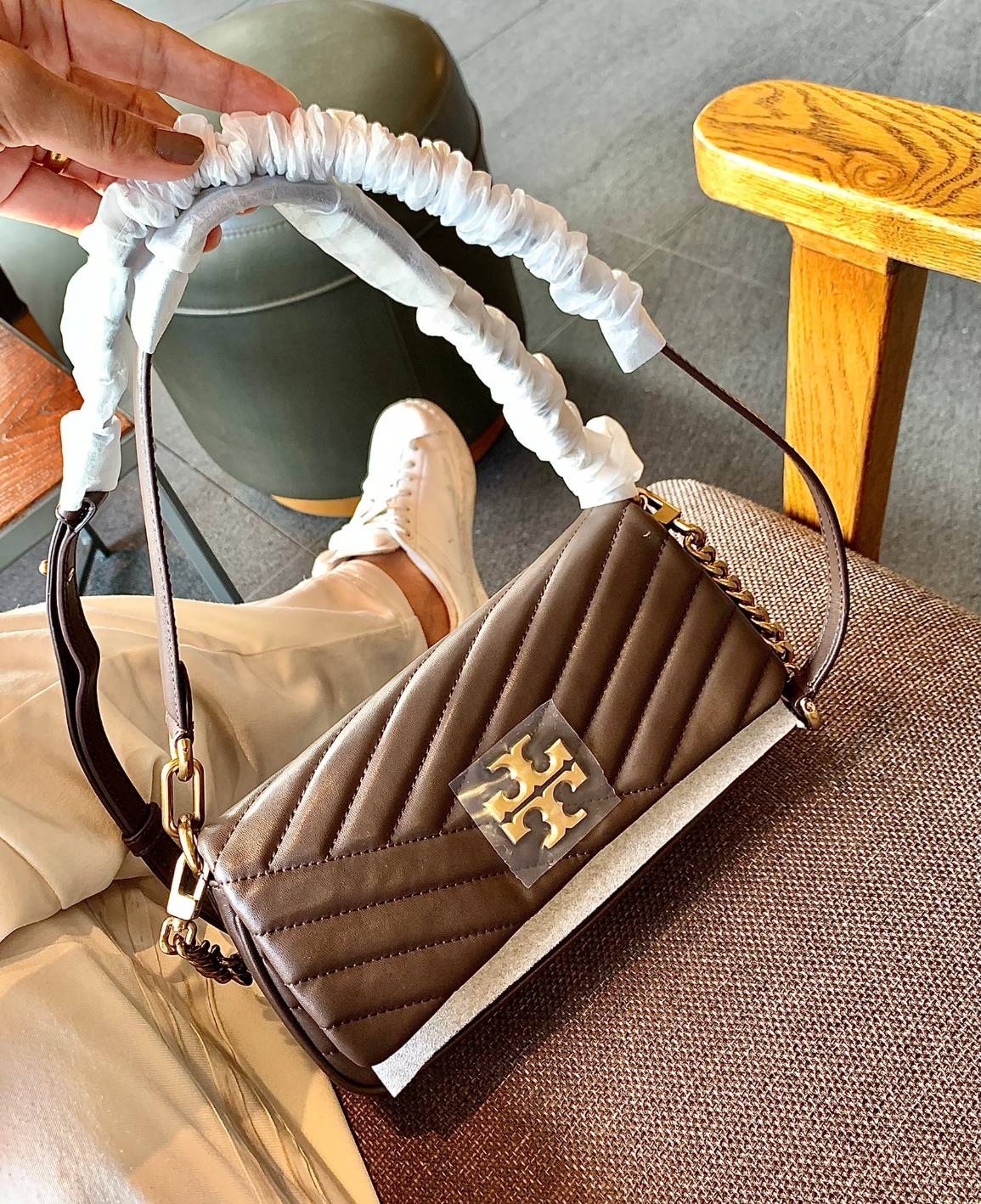 สีออกใหม่ แถมหายากด้วยค่าา! TORY BURCH KIRA CHEVRON SMALL FLAP SHOULDER BAG พร้อมส่งที่ไทย จำนวนจำกัดค่ะ! ✔️กระเป๋าคล้องไหล่หรือสะพายข้างได้ เปลี่ยนลุคดูไม่จำเจ 🔺หนังแกะแท้ ซึ่งจะคุณภาพดี เงา นิ่ม และราคาสูงกว่าหนังวัวนะคะ!