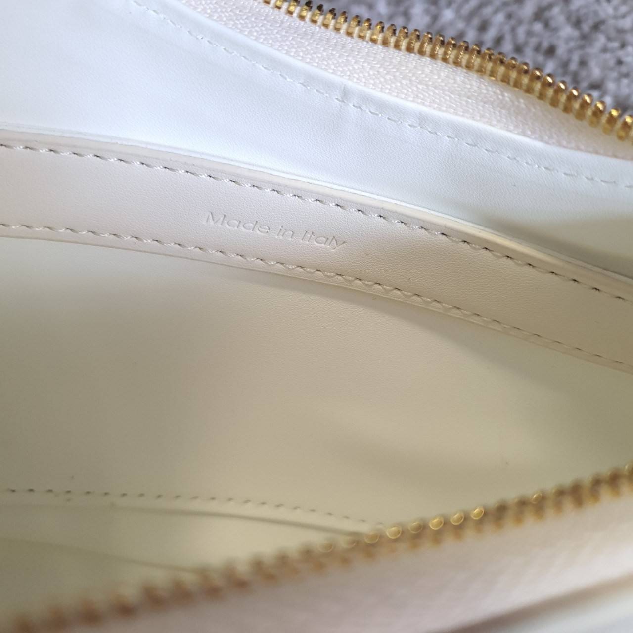 CELINE SHOULDER BAG VIP GIFT WITH PURCHASE (GWP) AVA BAG IN SMOOTH CALFSKIN พรีเมี่ยมกิ๊ฟ Limited Edition จาก CELINE HAUTE PARFUME DUTYFREE COUNTER วัสดุหนังสังเคราะห์เรียบสวย ดีไซน์สวยหรูฮิตสุดในเกาหลี! หนังสวยอยู่ทรงกันน้ำ เปิดปิดด้วยซิปแบรนด์ ภายในโล่ง