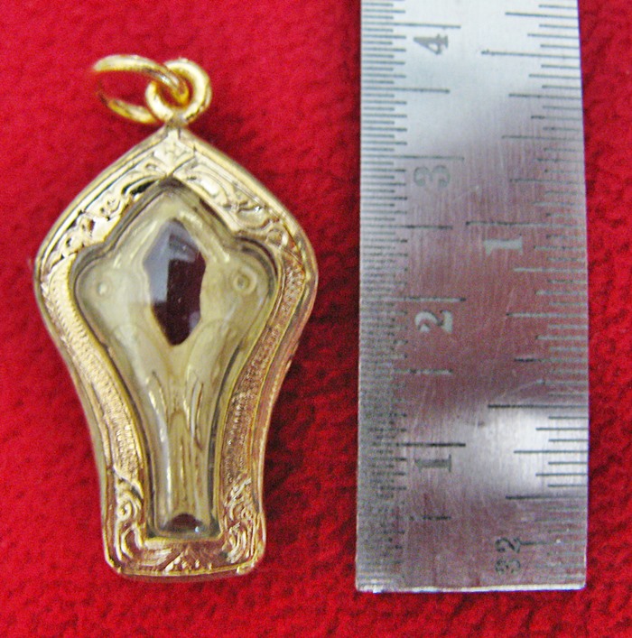 สินค้าหมดค่ะ สาริกาลิ้นทอง เนื้อทองพ่นทราย เลี่ยมกรอบใหญ่ทองไมครอนพร้อมสร้อยคอทองเหรียญ25,50สต.แบบสั้นและใบคาถาค่ะ