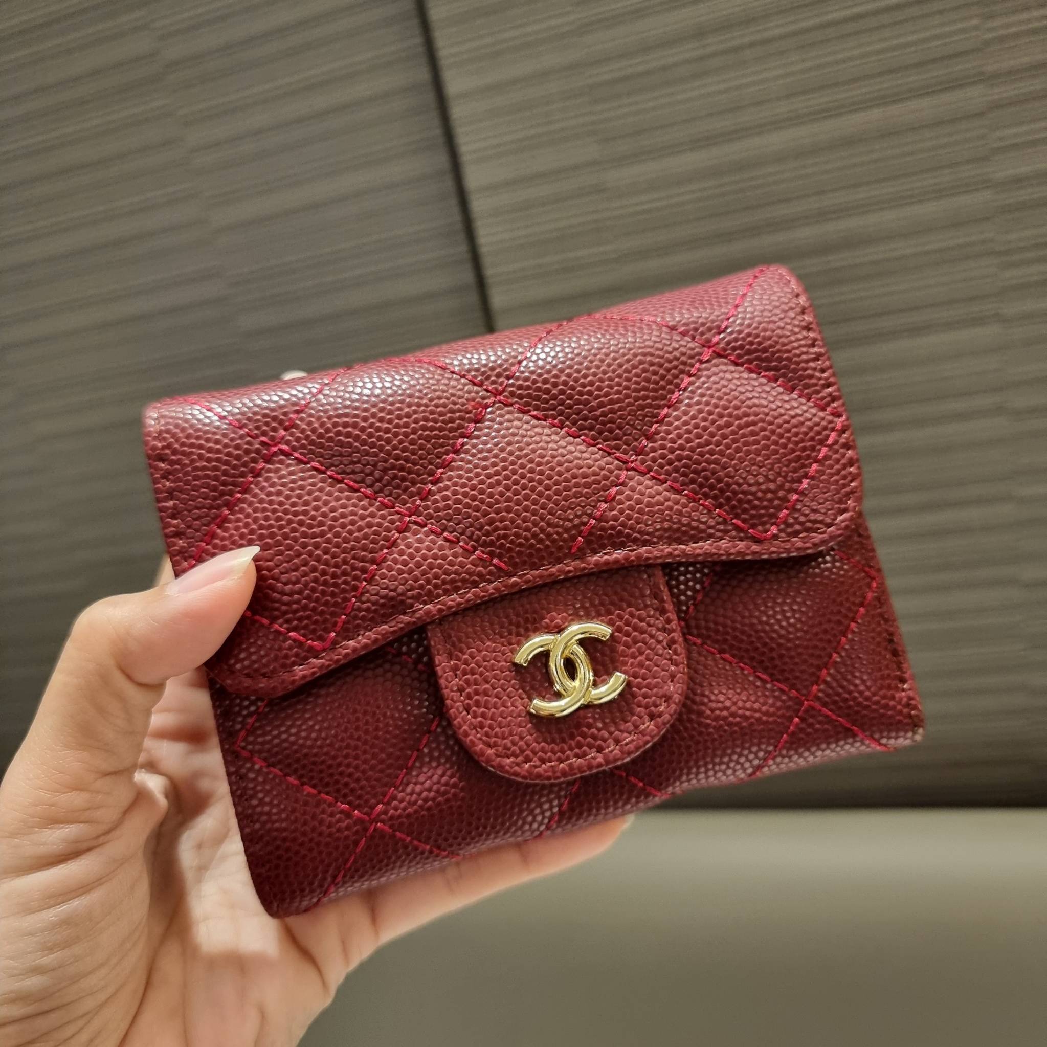 VIP 】มาแล้วจ้า!! รุ่นแนะนำ!! ฮิตติดใจสาวๆ!! กระเป๋าสตางค์ใบสั้นรุ่นฝาพับ จาก Chanel premium for gift เรียบหรู ดูไฮน์ วัสดุหนังสังเคราะห์ลายคาร์เวีย ด้านในเป็นหนังซาฟเฟียโน่ เปิด-ปิดด้วยกระดุมแม่เหล็ก ภายในกระเป๋ามีช่องใส่บัตร ใส่ธนบัตรได้ ดีไซน์เรียบหรูตา