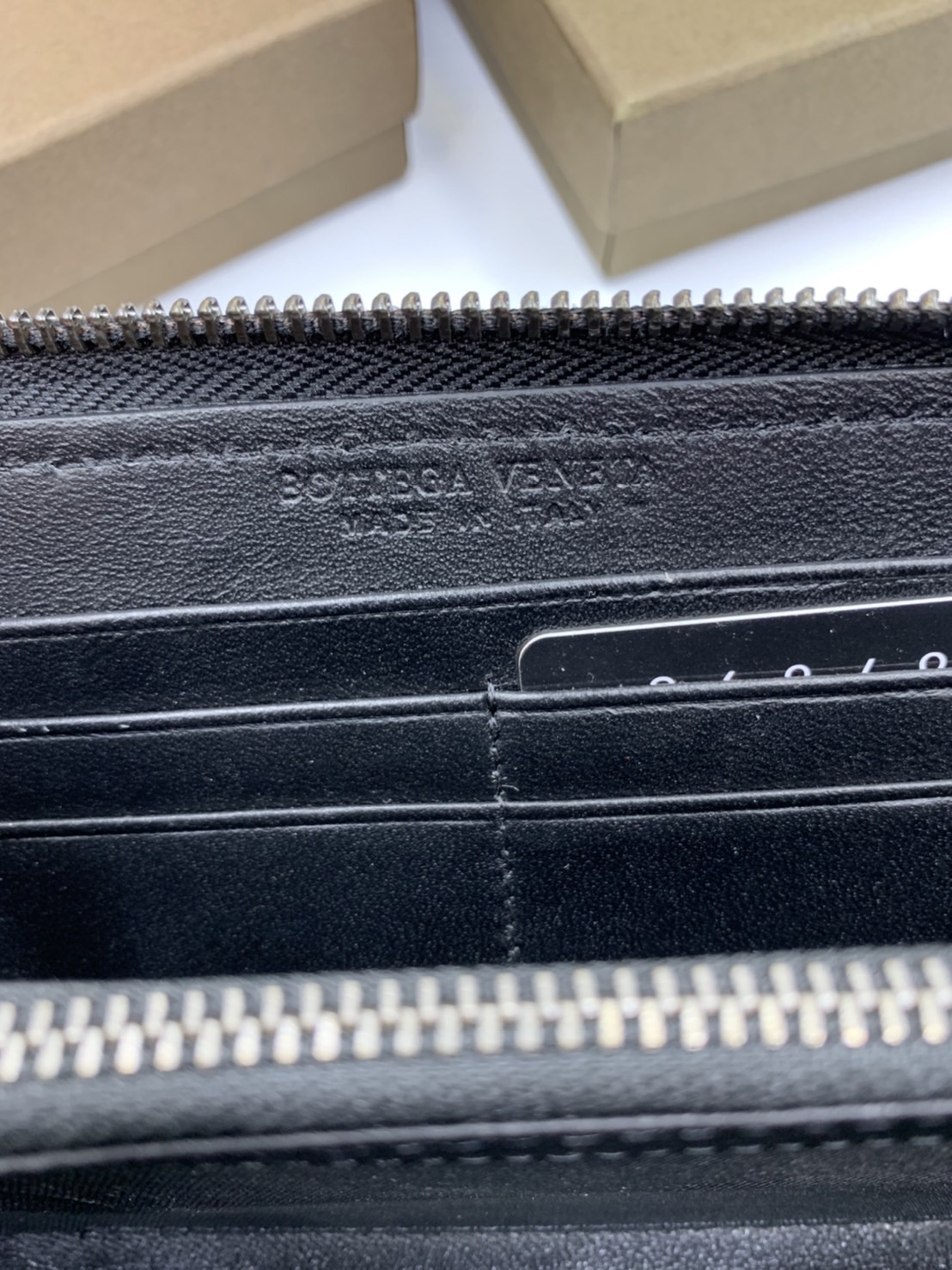 หนังแท้ BOTTEGA VENETA LONG WALLET ZIP AROUND / BV Wallet / BV Long Wallet พร้อมส่งที่ไทย กระเป๋าสตางค์ใบยาวซิปรอบ งานหนังแท้ทั้งใบ รุ่นตามหา เป็นรุ่นยอดนิยม ใช้ได้ทั้งหญิงชาย คลาสสิกหยิบมาใช้งานได้บ่อยที่สุด ใช้ทนทานได้นานภาพสินค้าถ่ายจากงานขายจริง ใช้งา