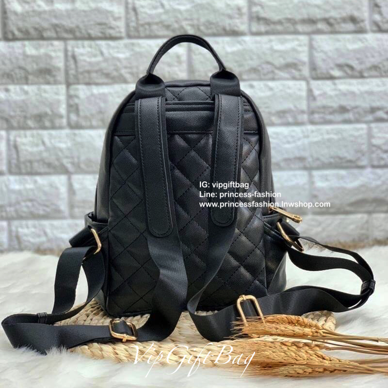 CHANEL CAVIAR BACKPACK (Premium gift bag) กระเป๋าสะพายหลัง วัสดุหนังคาเวียร์ ด้านหน้าปักโลโก้แบรนด์สวยงามมากๆค่ะ มีช่องซิปหน้าให้หนึ่งช่องพร้อมที่จับซิปเป็นอะไหล่แบรนด์ทอง หรูไปอีกนะคะ!! เปิดปิดช่องหลักแบบซิปหัวซิปปั้มแบรนด์ค่ะ ภายในกระเป๋าโล่งกว้าง ใส่ขอ