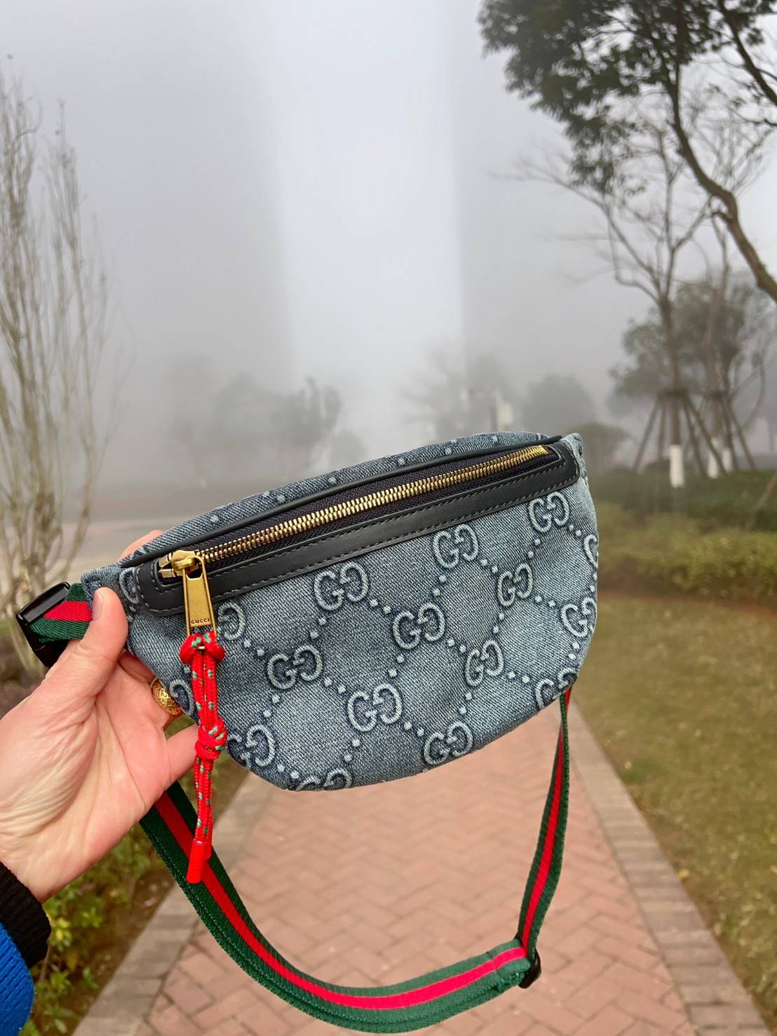 GUCCI GG DENIM BELT BAG ล่าสุดสวยมากๆ รุ่นนี้ใช้ได้ทั้งชายหญิง วัสดุเดนิมอย่างดีลายGแบบ3Dสวยมากๆค่ะ อะไหล่ซิปทองห้อยเชือกสีแดงโดดเด่น ซื้อใช้คู่กับแฟนยิ่งสวยค่าา