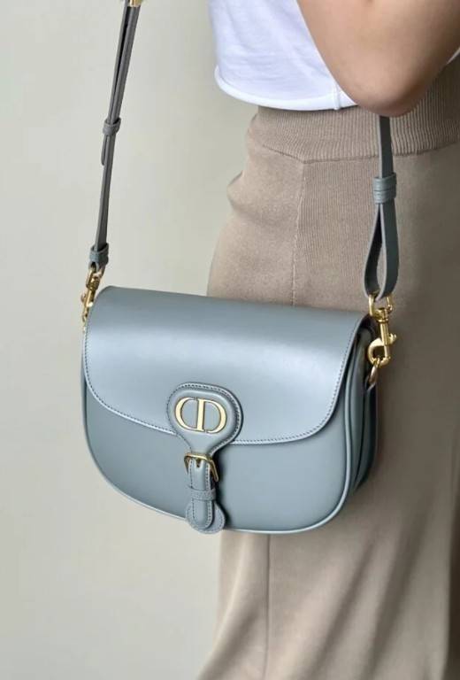 Dior Bobby Bag (GWP) พรีเมี่ยมกิ้ฟ Limited Edition วัสดุหนังแท้ Calfskin อะไหล่ทอง กระเป๋าหรูยอดฮิต ดีไซน์เป็นทรงโค้งเรียบหรูแบบโบฮีเมียนนิดๆ ด้านหน้าประดัลโลโก้ CD เด่นชัด ตอกย้ำความเป็นแบรนด์หรู Christian Dior แมทกับชุดได้ง่าย ใช้ได้ทุกวัน ทั้งสะพายไหล่