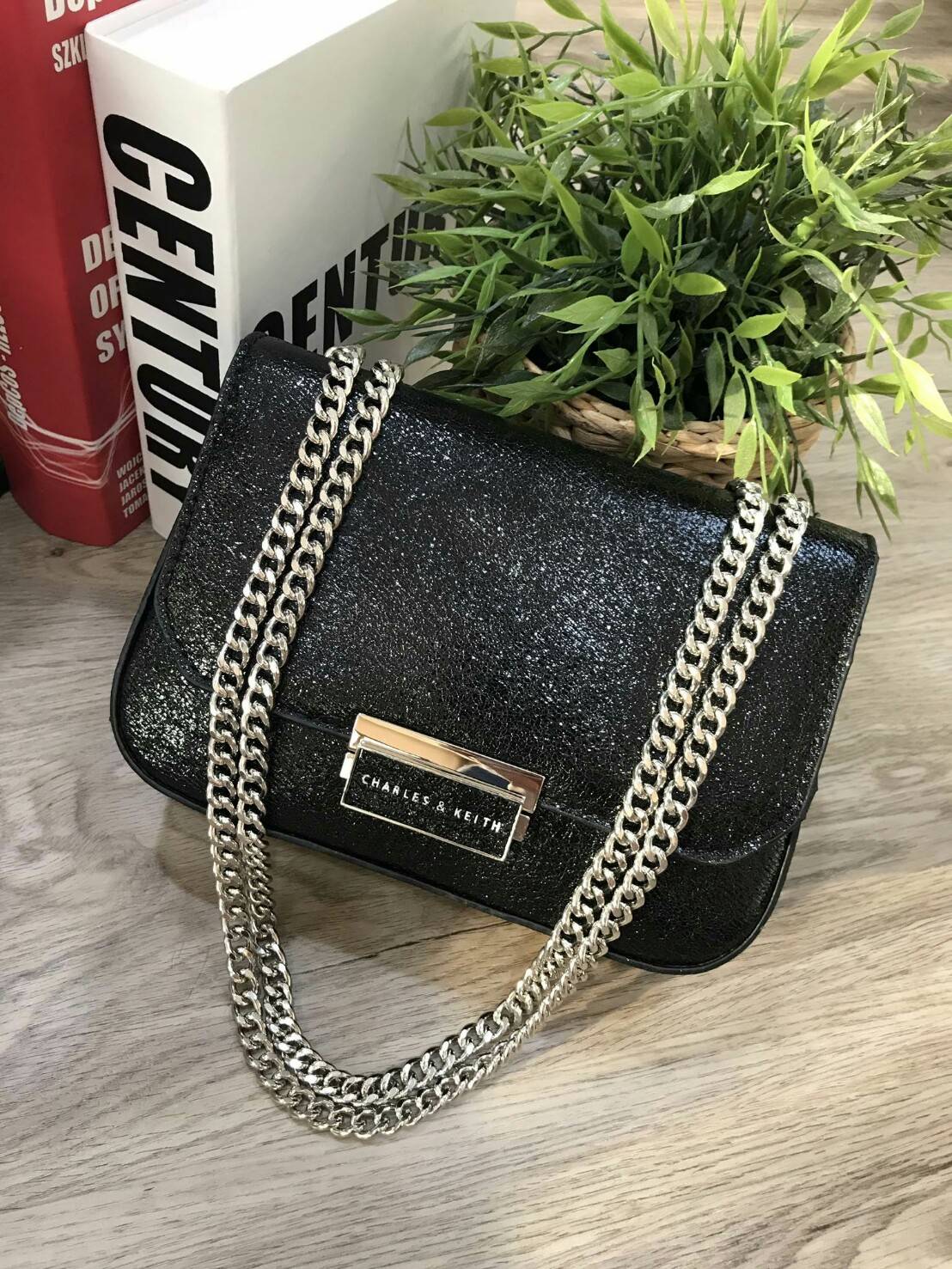 CHARLES & KEITH PUSH-LOCK CHAIN SLING BAG 2018 กระเป๋าสะพายวัสดุหนังคาเวียร์สวยอยู่ทรง ขนาดมินิกำลังดี น้ำหนักเบา เปิดปิดด้วยฝาปิดตัวล็อคปั๊มโลโก้ด้านหน้า ภายใน มีช่องซิป และช่องใส่บัตร มาพร้อมสายสะพายโซ่ยาวสามารถซ้อนสายสั้นสะพายไหล่ หรือสายยาว Crossbodyไ