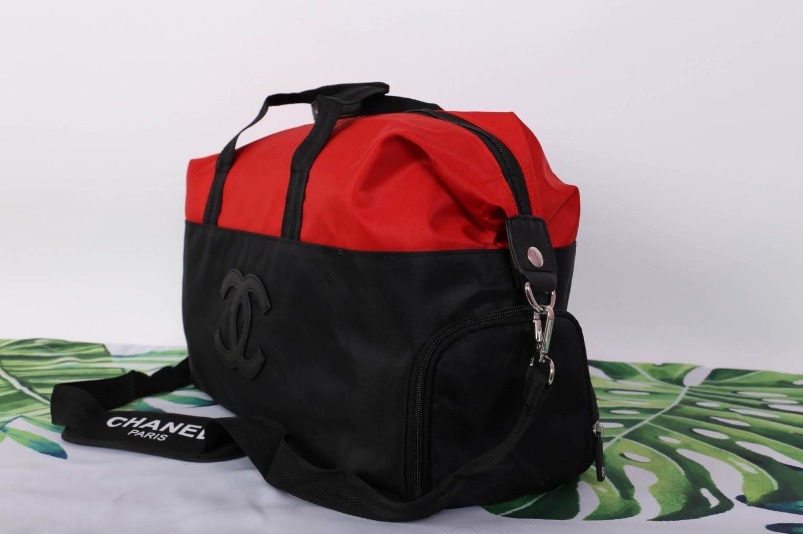 CHANEL VIP GIFT Large Travel Bag กระเป๋าเดินทาง Gift With Purchase รุ่น Limited Edition พรีเมี่ยมกิ๊ฟของเเท้จาก Chanel Perfumes Counter วัสดุ NYLON เนื้อหนาสีดำ-แดงเย็บโลโก้หนังด้านหน้า เปิดปิดด้วยซิป หัวซิปแบรนด์ใบใหญ่จุใจ พิเศษ! มีช่องใส่รองเท้าด้านข้าง
