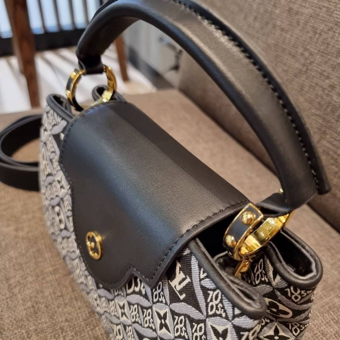 LV capucines top handle with vintager 1854 / LV SINCE 1854 CAPUCINES MM ที่สุดของความสวยในดีไซน์คลาสสิคย้อนยุค กระเป๋าถือสุดหรู มาพร้อมหูจับในตัว ด้วยรูปทรงวินเทจและวัสดุผ้าแคนวาสคละลายเต็มใบ สร้างดีเทลให้ไอเท็มนี้ได้ลุคผู้ดีไปอีก และยังมีลูกเล่นที่ฝาปิดก