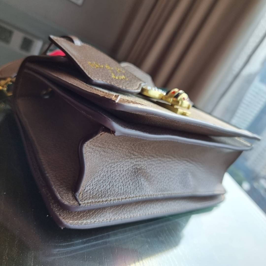 VIP 】กลับมาแล้วจ้า อีกรุ่นพรีเมี่ยมกิ๊ฟสุดฮิต!! หรู ดูผู้ดี!! GC CROSSBODY STRAP BAG WITH GWP กระเป๋าสะพายข้าง ดีไซน์สวย โดดเด่นไม่ซ้ำใคร วัสดุหนังแคนวาส เปิด-ปิดด้วยตัวกดล็อครูปผึ้ง (ผึ้ง) น่ารักมากๆ!! แถมฟรี!! แท็กพวงหนังห้อยเก๋ๆ ภายในกระเป๋าเป็นช่องโล่