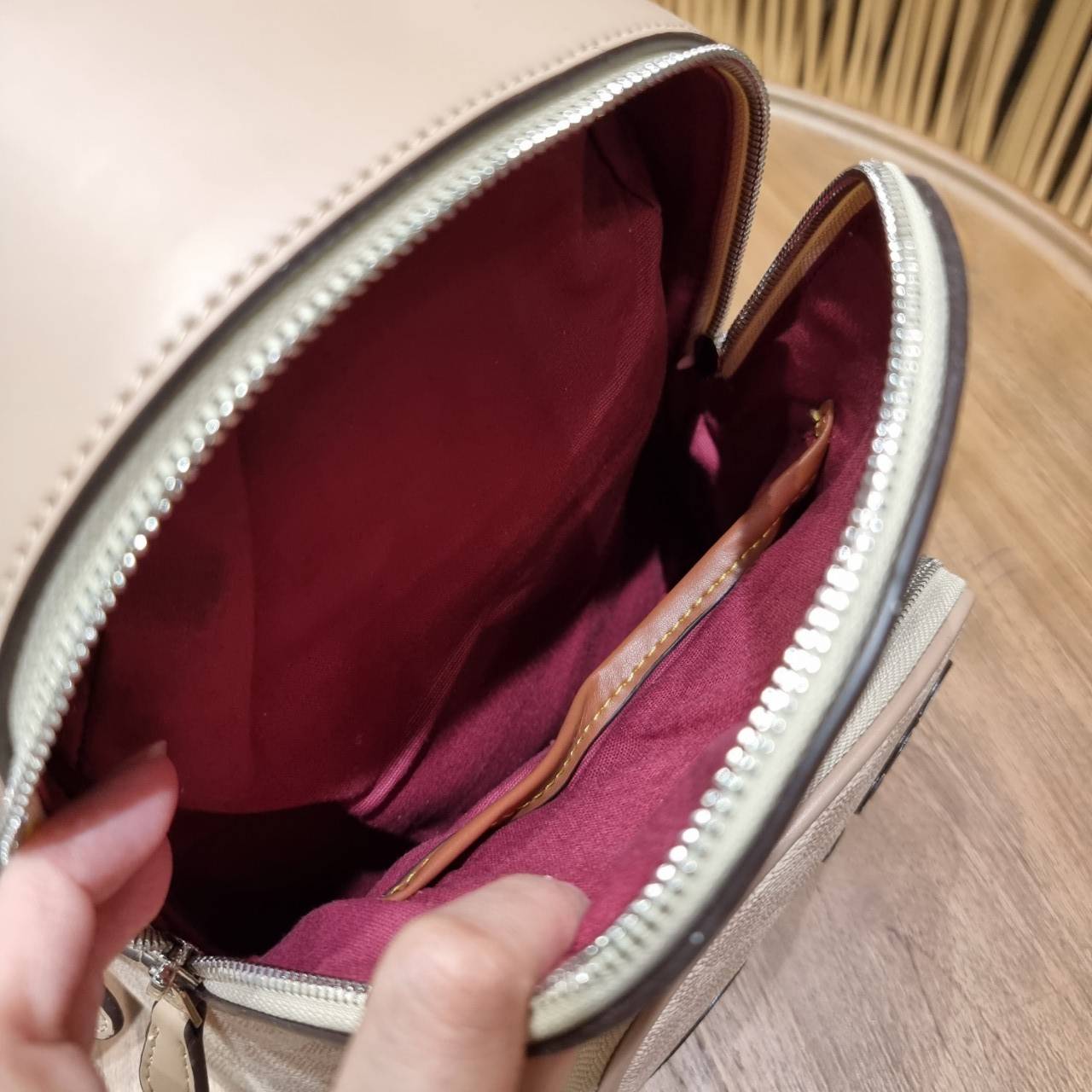 COACH 3892 DISNEY MICKEY MOUSE x COACH SIGNATURE SMALL BACKPACK เป้รุ่นลิมิเต็ดสุดหายาก!! คิ้วท์ๆ น่ารักน่าใช้มากๆ ด้วยดีไซน์ที่โดดเด่น 🎒💓 วัสดุหนังแคนวาสคุณภาพดี มีช่องซิปแยกให้หลายช่อง สายสะพายปรับได้ตามถนัด รุ่นนี้ขับผิวดีมากๆ ถ่ายรูปได