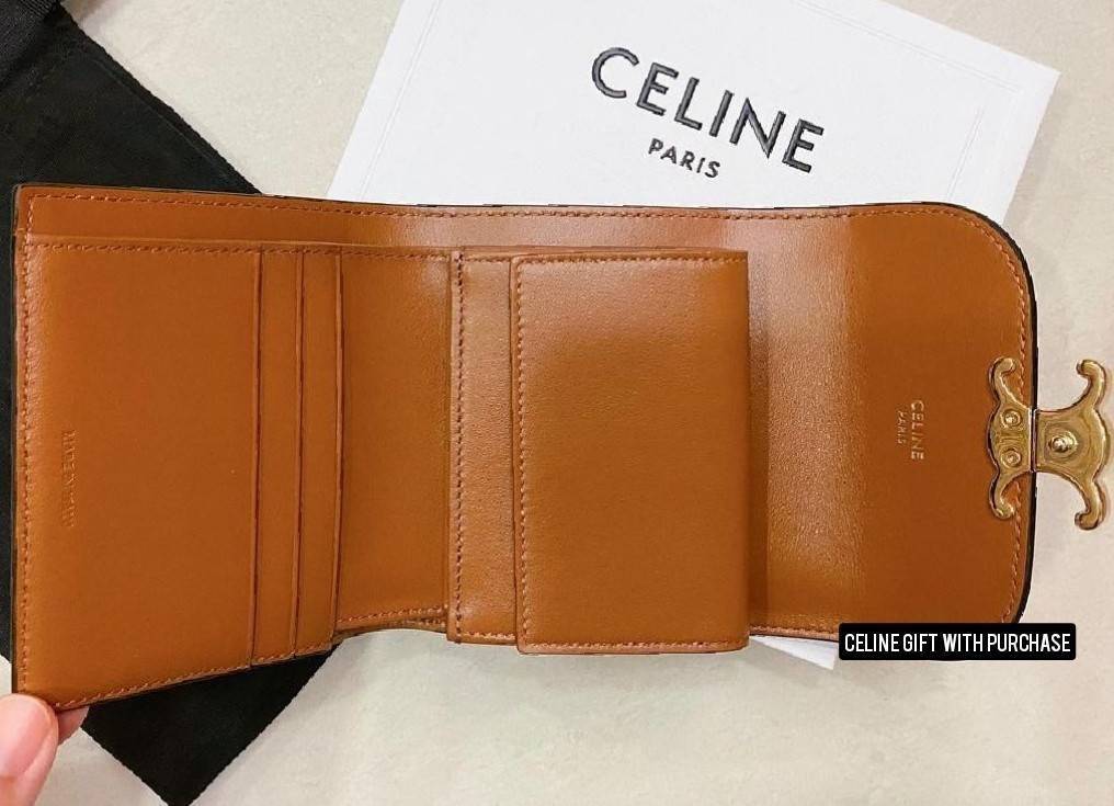 พรีเมี่ยมกิ๊ฟแท้ 100% 】CELINE SHORT WALLET VIP GIFT WITH PURCHASE (GWP) พรีเมี่ยมกิ๊ฟ Limited จาก CELINE HAUTE PARFUME DUTYFREE COUNTER วัสดุ Triomphe Canvas หนังสวยอยู่ทรงปั้มโลโก้