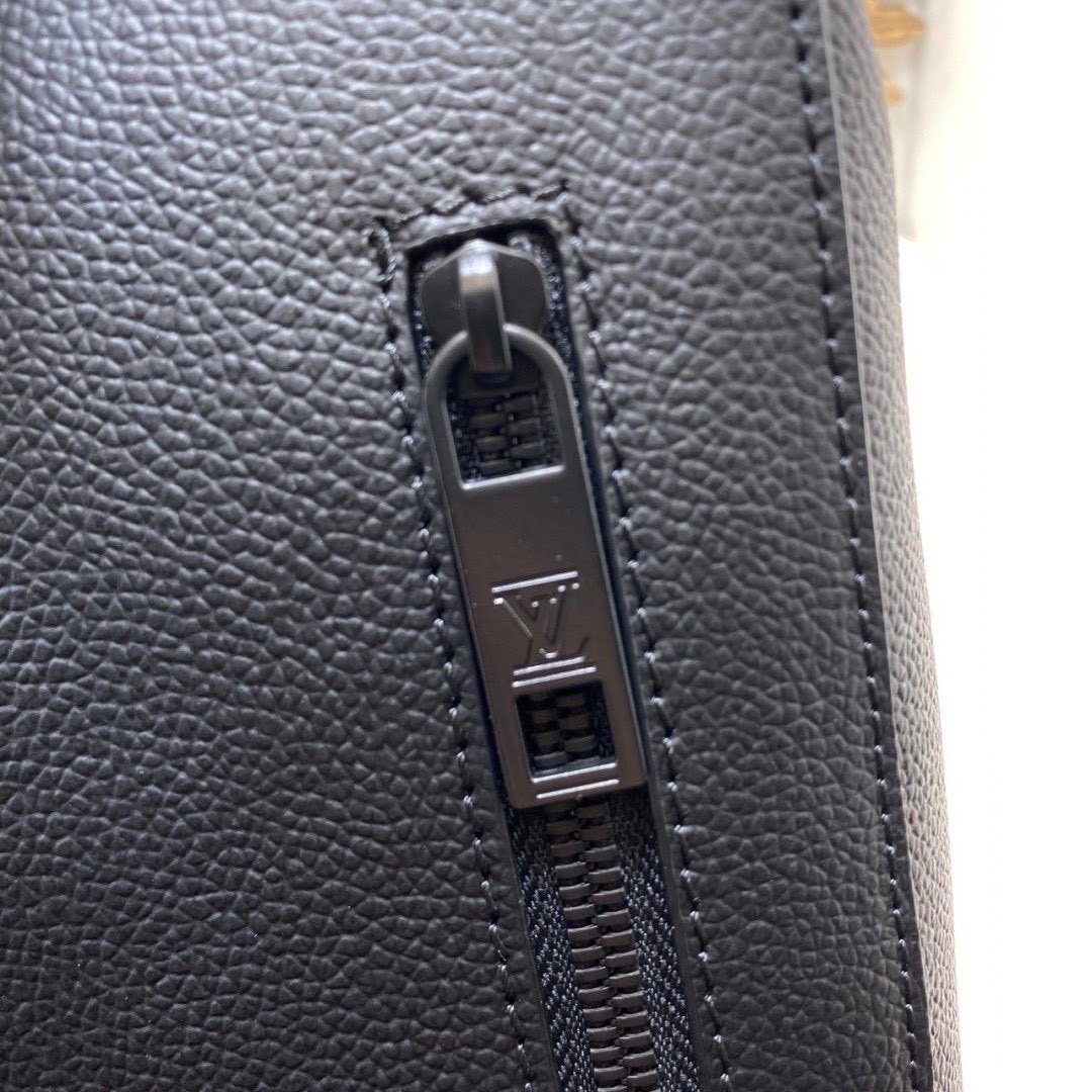 ORI หนังแท้ | LV Fastline Backpack กระเป๋าสะพายหลังรุ่น Fastline โดดเด่นด้วยดีไซน์มุมตัดและรูปทรงเรียบหรูอันเป็นเอกลักษณ์ของคอลเล็คชั่น LV Aerogram สีดำเต็มใบสวยหรูคลาสสิค ประดับเนมแท็ก