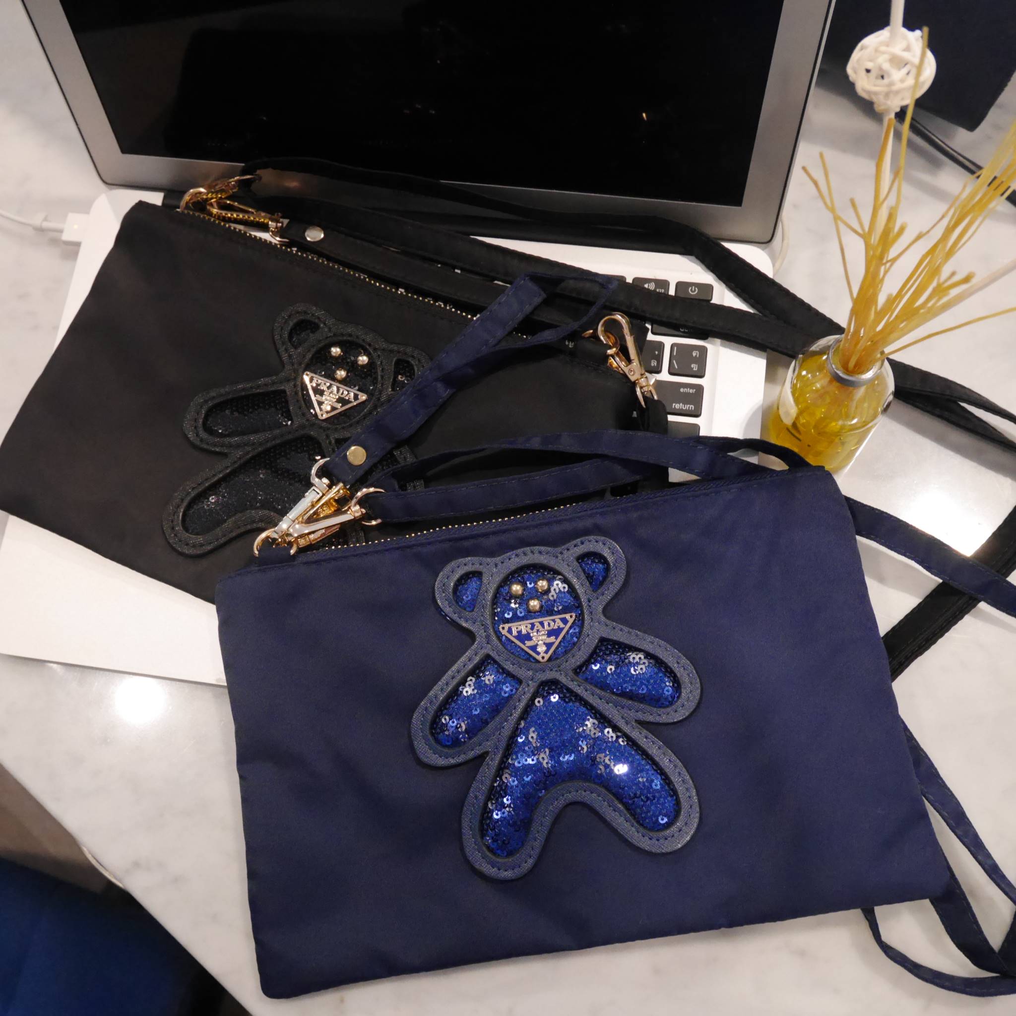 รุ่นยอดนิยม! **กลับมาแล้วคะ กระเป๋าอเนกประสงค์ทรง clucth & crossbody จาก งานพรีเมี่ยมกิ้ฟ จากเคาเตอร์ต่างประเทศคะ แบรนด์ PRADA มาค่า เป็น กระเป๋าผ้าไนล่อน ตามแบบฉบับของแบรนด์เลย ใบนี้มีสายยาวให้คะ **เลิศมาก สะพายเป็น shoulder bag ได้เลย ขนาดกำลังดีคะ ใส่ม