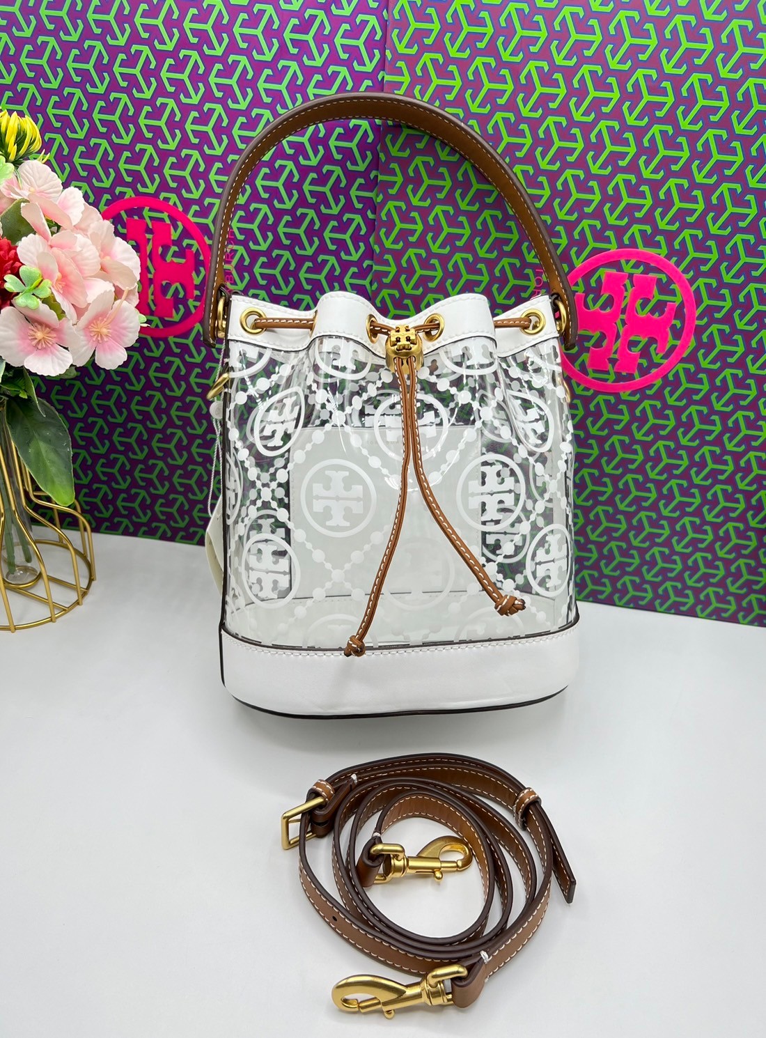 Tory Burch T Monogram Clear Bucket Bag / Tory Clear Bucket Bag ใหม่ล่าสุด กับกระเป๋าบัคเก็ต สีขาวสวยสะอาดตา ดีไซน์โปร่งละมุนมากๆ ดดเด่นด้วยลวดลายเอกลักษณ์ คมชัด ใช้งานง่ายด้วยการรูดหนังเปิด-ปิดที่ปากกระเป๋า ภายในเป็นช่องโล่ง งานจริงสวยน่าใช้มากค่ะ