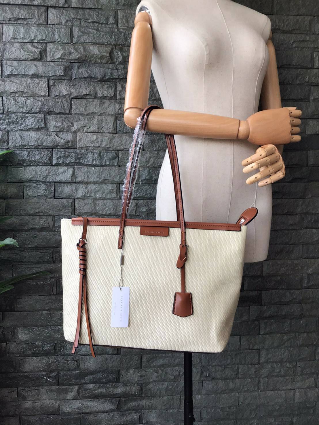 Charles & Keith Black Textured Tote Bag ฮอตฮิตตลอดกาลสำหรับรุ่นนี้ รุ่นยอดนิยม!! มากี่รอบกี่รอบก็ขายดี ใครไม่มีรุ่นนี้ติดตู้ไว้ถือว่าเชยมาก(!!) กระเป๋าสะพายทรง Shopping bag ใบใหญ่จุของได้ใจ น้ำหนักเบา โดดเด่นด้วย Textured วัสดุสานรอบใบ ตัดขอบหนัง สวยอยู่ท