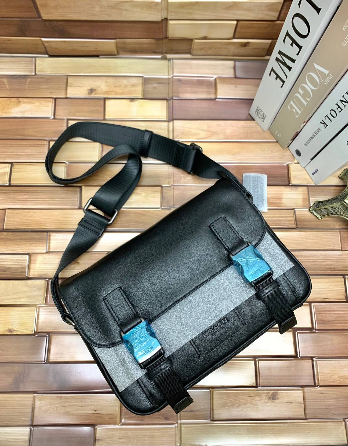 ลุคคือดูดีมากๆ ต้อนรับปีใหม่นี้กันค่า😘 COACH TRACK CROSSBODY ((2715)) เข้าใหม่อีกหนึ่งสี พร้อมส่งที่ไทย ใหม่ล่าสุดค่ะ! กระเป๋าสะพายครอสบอดี้ร์หรือสะพายข้าง หนังแท้ชั้นดีที่สุด หนังนิ่มเรียบสวยมากๆค่ะ ด้านหน้าเย็บป้ายหนังโลโก้แบรนด์ เปิดปิดกระเป๋าแ