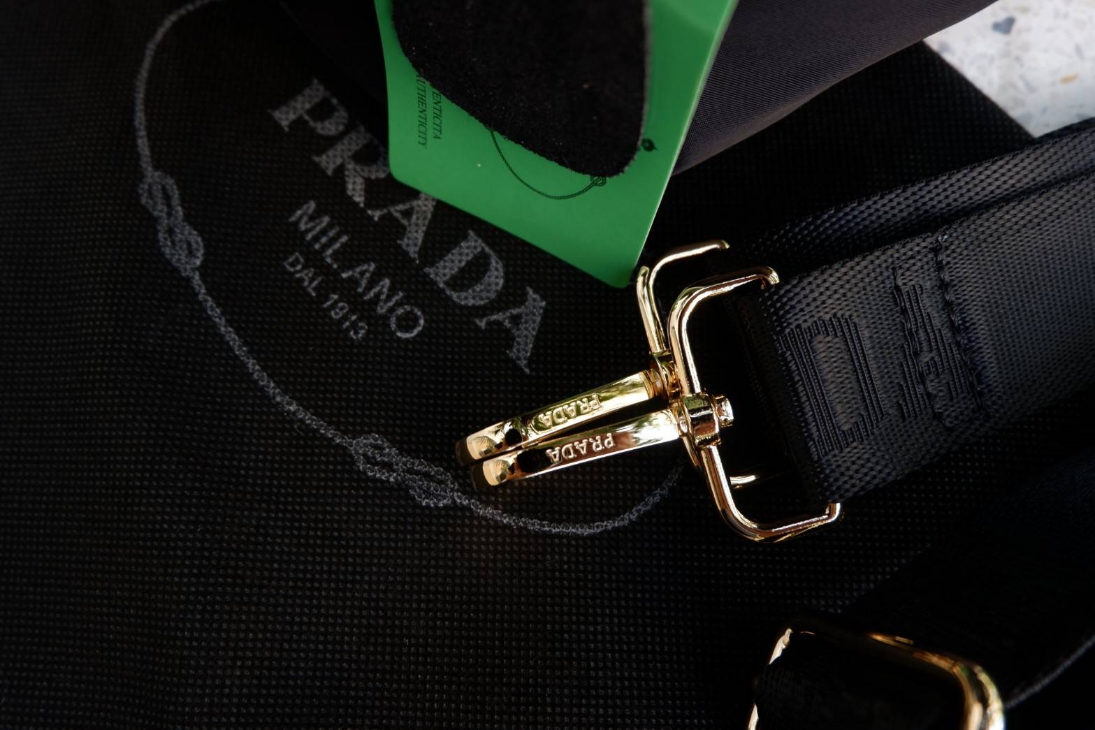 BEST SELLER !! สำหรับกระเป๋าอเนกประสงค์ ทรง Mini TOTE จากแบรนด์ PRADA เป็น กระเป๋าผ้าไนล่อน ตามแบบฉบับของแบรนด์เลย ใบนี้มีสายยาวให้ค่ะ เลิศมาก สะพายเป็น Shoulder bag หรือถือได้คะ ด้านหน้าเป็นลายหมี ปั๊กกลิ้ตเตอร์ +logo brand ใช้แล้วสวยมากๆ อะไหล่ทองหรูมาก