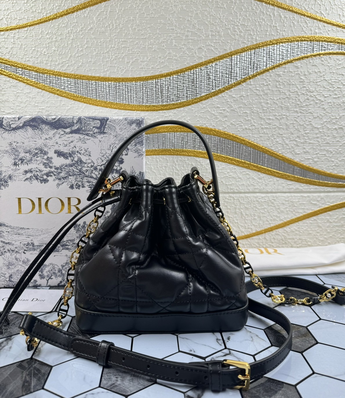 DIOR Small Dior Jolie Bucket Bag กระเป๋าทรงถังรูปทรงทันสมัย สง่างามเหนือกาลเวลา เกรดท็อปออริ สลับแท้ 1:1
