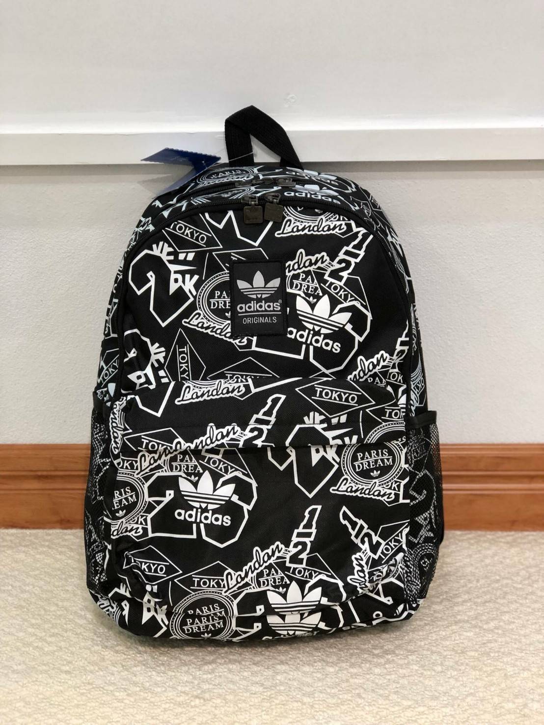 Adidas Backpack มีช่องสำหรับใส่ Notebook , Tablet ในตัวกระเป๋า สายเป้ และด้านหลังบุผ้าตาข่ายนุ่ม รองรับหลัง รูปแบบสวยทันสมัย รองรับทุกการใช้งาน เป็นกระเป๋าเป้นักเรียน-เป้กีฬา-สะพายเที่ยวชิลๆเลยค้า