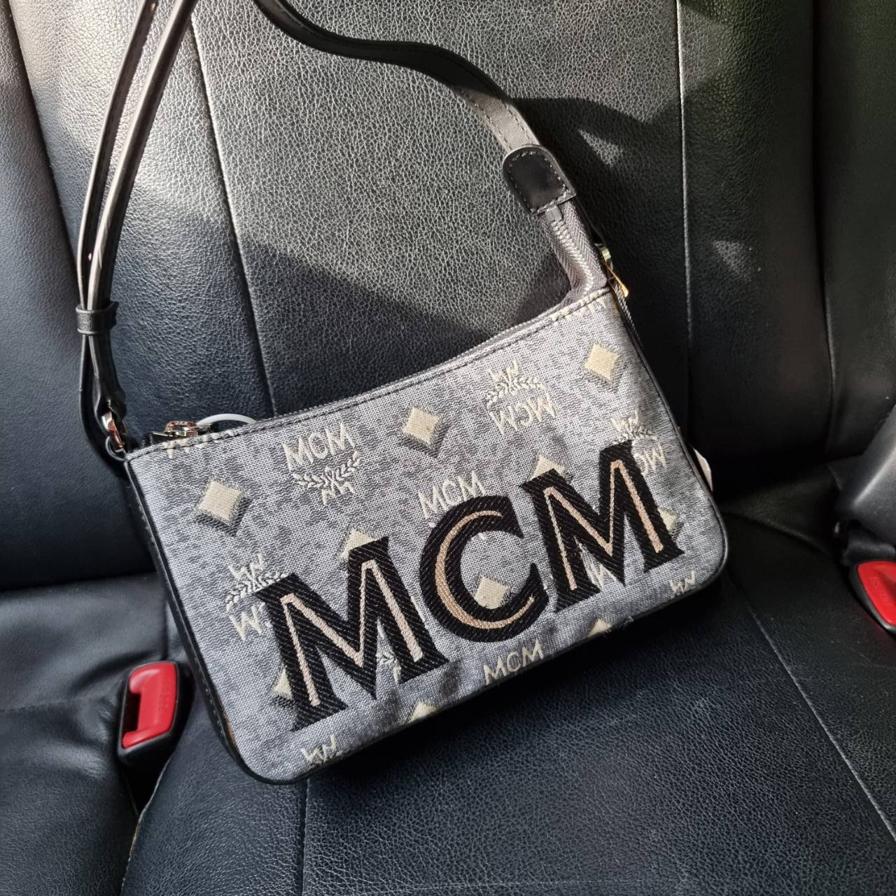 M.C.M MINI SHOULDER BAG IN VINTAGE JACQUARD MONOGRAM คอลเลคชั่นใหม่ล่าสุด โดดเด่นด้วยลายโมโนแกรม ถักทอบนผ้า woven jacquard กระเป๋าสะพายทรงพอชที่ไม่ธรรมดา มาพร้อมสายสะพายในตัว สามารถปรับใช้ได้ 2 แบบ สายยาวสะพายข้าง หรือจะนำสายเส้นกลางออกและปรับใช้สะพายไหล่