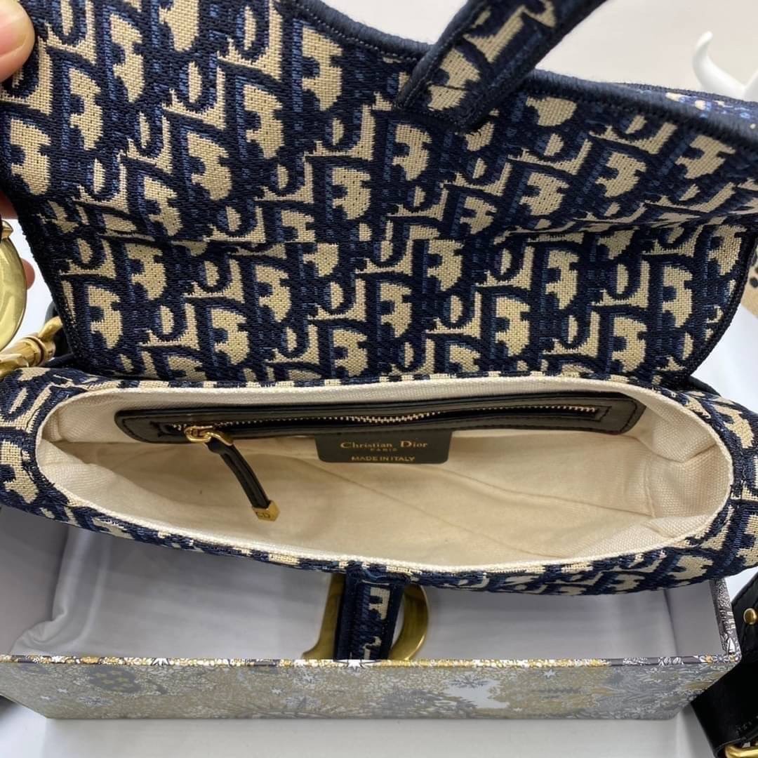 DIOR SADDLE BAG Blue Dior Oblique Embroidery รุ่นใหม่ กระเป๋ารุ่นยอดนิยมตามแบบฉบับแบรนด์ ใช้งานได้ 2 แบบ สะพายยาว CROSSBODY และสายสั้นถือได้เก๋ๆ ลุคนี้คูลสุดๆ เลยค่าา ภาพถ่ายจากสินค้าจริง! สวยมาก พร้อมส่งที่ไทยราคาสุดคุ้ม สาวๆ ห้ามพลาดค่ะ!