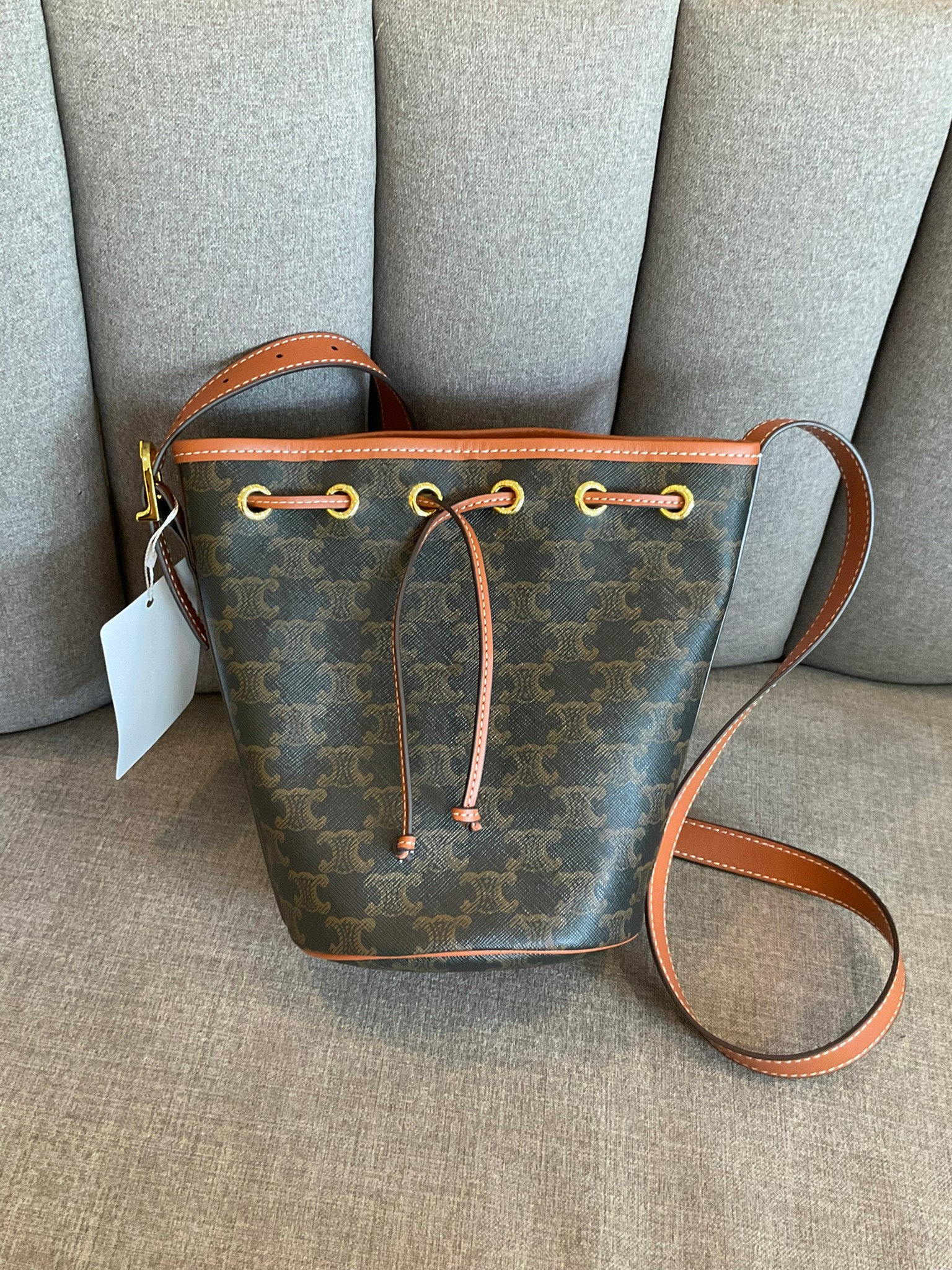 CELINE SMALL DRAWSTRING BAG IN TRIOMPHE ในรุ่นนี้ได้รับคำชื่นชมจากแฟชั่นกูรูทั้งหลาย เนื่องจากมีรูปทรงที่สุดแสนจะเรียบง่าย มีช่องใส่ของที่กว้าง ตัวกระเป๋าเป็นแบบหูรูด ช่วยให้เปิด-ปิดง่าย สะดวกต่อการใช้งาน