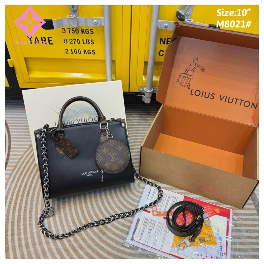 LV Onthego Leather Tote Bag กระเป๋าทรงโท้ทดีไซน์ใหม่ สีดำสุดคลาสสิก พร้อมสายสะพายโซ่ร้อยหนังสีดำเข้าเซ็ทและใบลูกลายโมโนแกรมตัดสีกันได้อย่างลงตัว ตอบโจทย์ได้ทุกลุค ทุกสไตล์