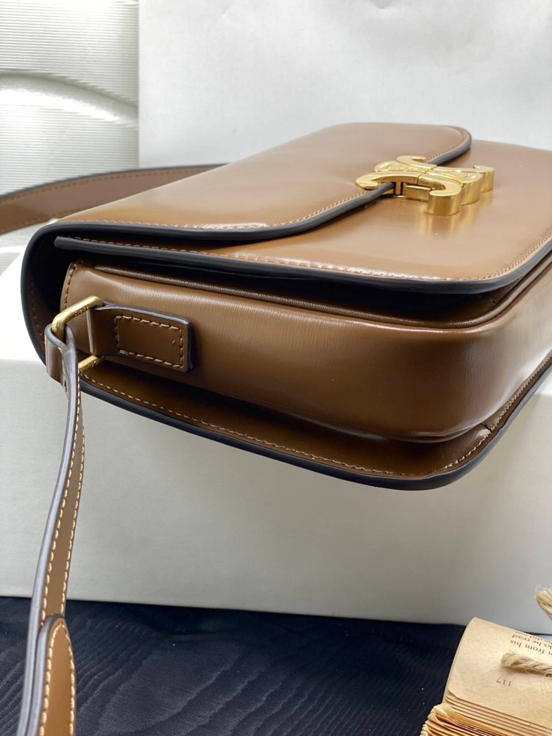 หนังแท้ CELINE TRIOMPHE CROSSBODY BAG ดีไซน์ยอดนิยมสไตล์สาว LISA ทรงสี่เหลี่ยมหนังสวยหรูอยู่ทรงเปิดปิดด้วยฝาปิดโลโก้แบรนด์อะไหล่ทอง ภายในมีช่องหลัก ช่องย่อย และช่องซิป สามารถใส่มือถือของใช้จุกจิกได้เยอะ มาพร้อมสายสะพายหนังยาวปรับระดับได้ จะสะพายไหล่ CROSS