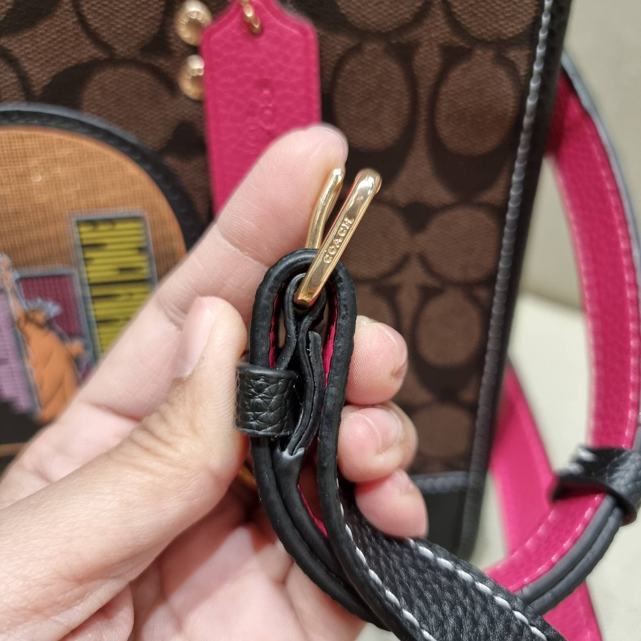 OUTLET 】COACH C6921 DEMPSEY CARRYALL IN SIGNATURE CANVAS WITH SOUVENIR SKYLINE APPLE ใหม่ล่าสุด จัดใหญ่ให้ไปเลย!! กระเป๋าทรงโท้ทไซส์ใหญ่กำลังสวย ใส่ของได้แบบจุๆ โดดเด่นด้วยโลโก้สุดหรู วัสดุหนังแคนวาสคุณภาพดีสลับหนัง pepble ภายในกระเป๋าเป็นช่องโล่ง ใส่ของส