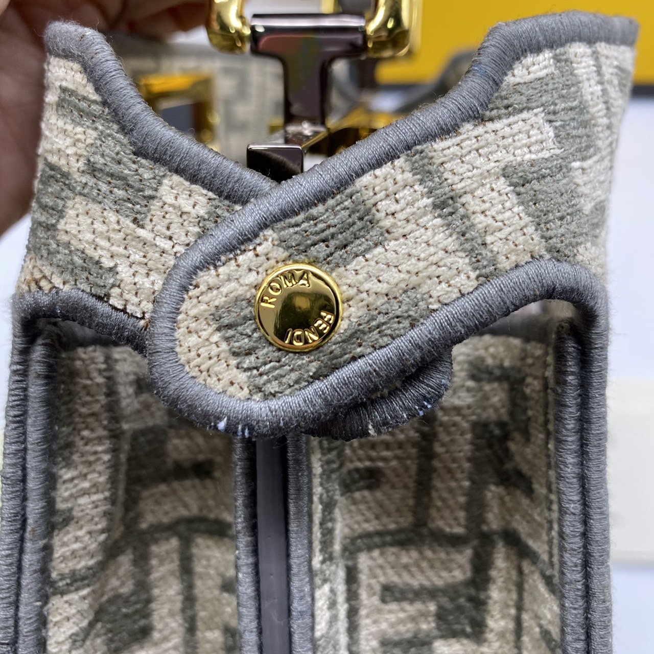 Fendi peekaboo 25cm เกรดออริจินอล กระเป๋าเฟนดิ คลาสสิกตามแบบฉบับแบรนด์ วัสดุคุณภาพอย่างดี เพิ่มความหรูหราและโดดเด่นด้วยการตกแต่งลวดลายโลโก้เด่นชัดทั้งใบ และด้วยขนาดที่กะทัดรัดและดีไซน์ที่เรียบหรูนี้ จึงสามารถนำไปแมทช์กับการแต่งตัวได้ง่าย ไม่ว่าจะเป็นสไตล์