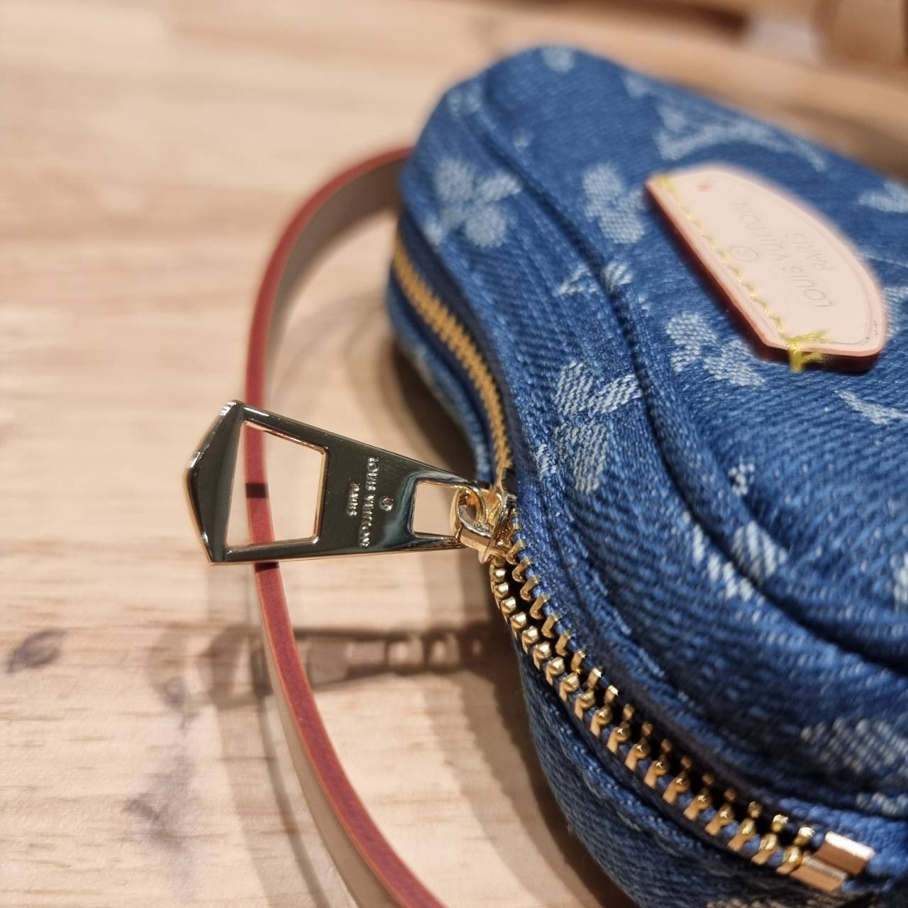 LV croissant denim bag กระเป๋าทรงครัวซองต์ ใหม่ล่าสุด สวยชิค ฉ่ำก่อนใคร ด้วยดีไซน์สุดเก๋แบบทำถึง เพิ่มดีเทลน่าใช้ด้วยใบลูก ที่แยกออกมาใช้ได้