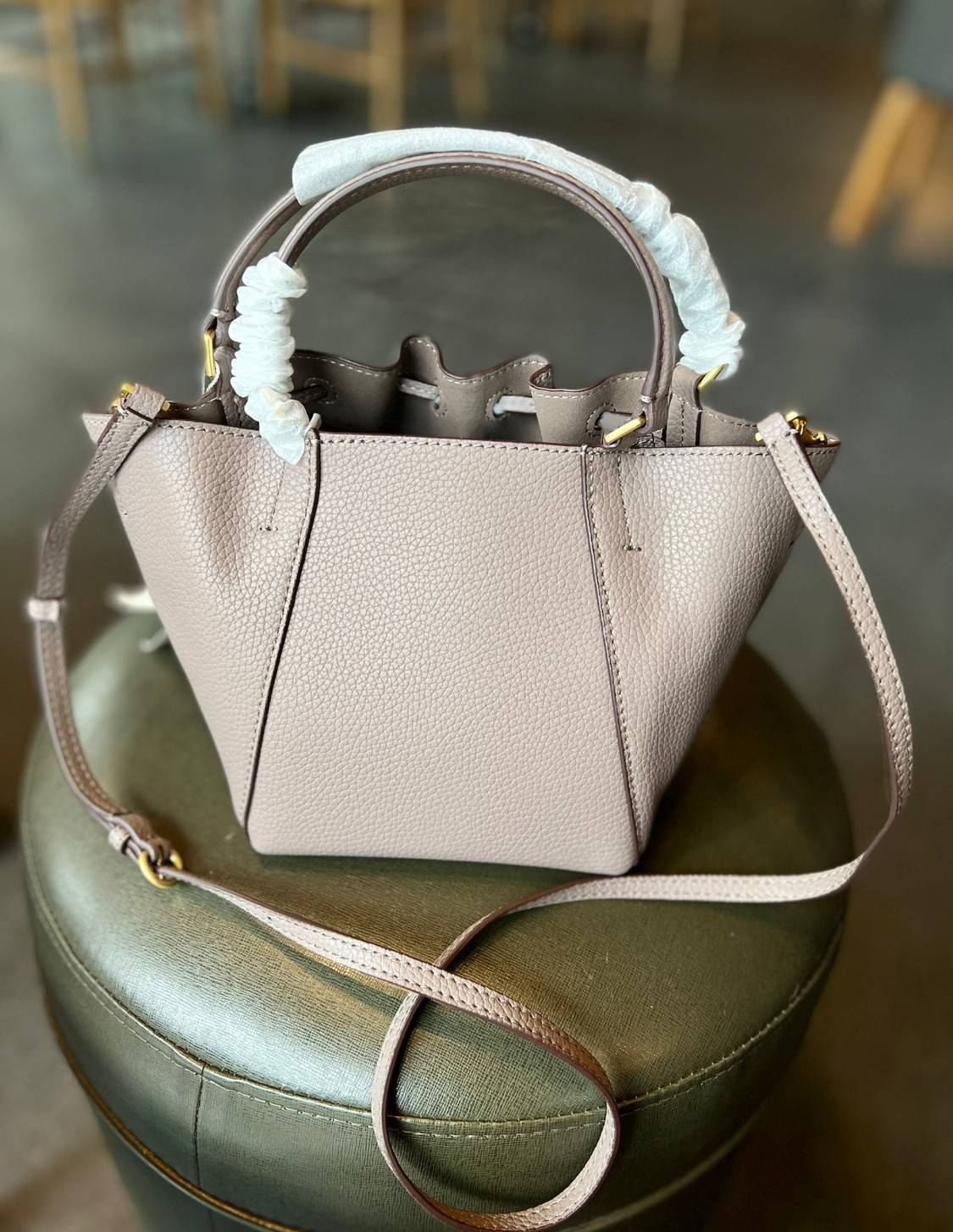 TORY BURCH MCGRAW DRAGONFLY MINI SATCHEL ((90474)) พร้อมส่งที่ไทย แนะนำต้องมีติดตัว สวยมากๆ! กระเป๋าหิ้วหรือสะพายข้างได้ หนังแกะนิ่มสวย อย่างดีเลยค่ะ ดีเทลด้านหน้าแบบหูรูด ปากกระเป๋าเปิดปิดแบบกระดุมแปลก ภายในโล่งกว้าง ใส่ของได้ครบครันหายห่วงค่ะ; มีช่องให้